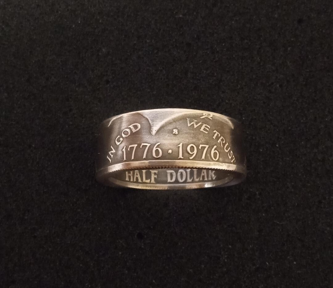 BICENTENNIAL HALF DOLLAR COIN RING.  40% SILVER. 1776-1976 DATED. SIZES 9 TO 14.