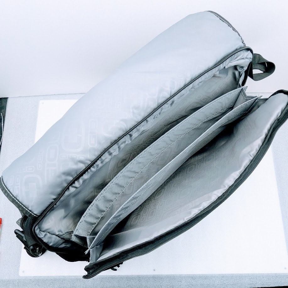 Ogio Technologio, Messenger / Laptop Bag, Two To One Shoulder Strap System, NICE