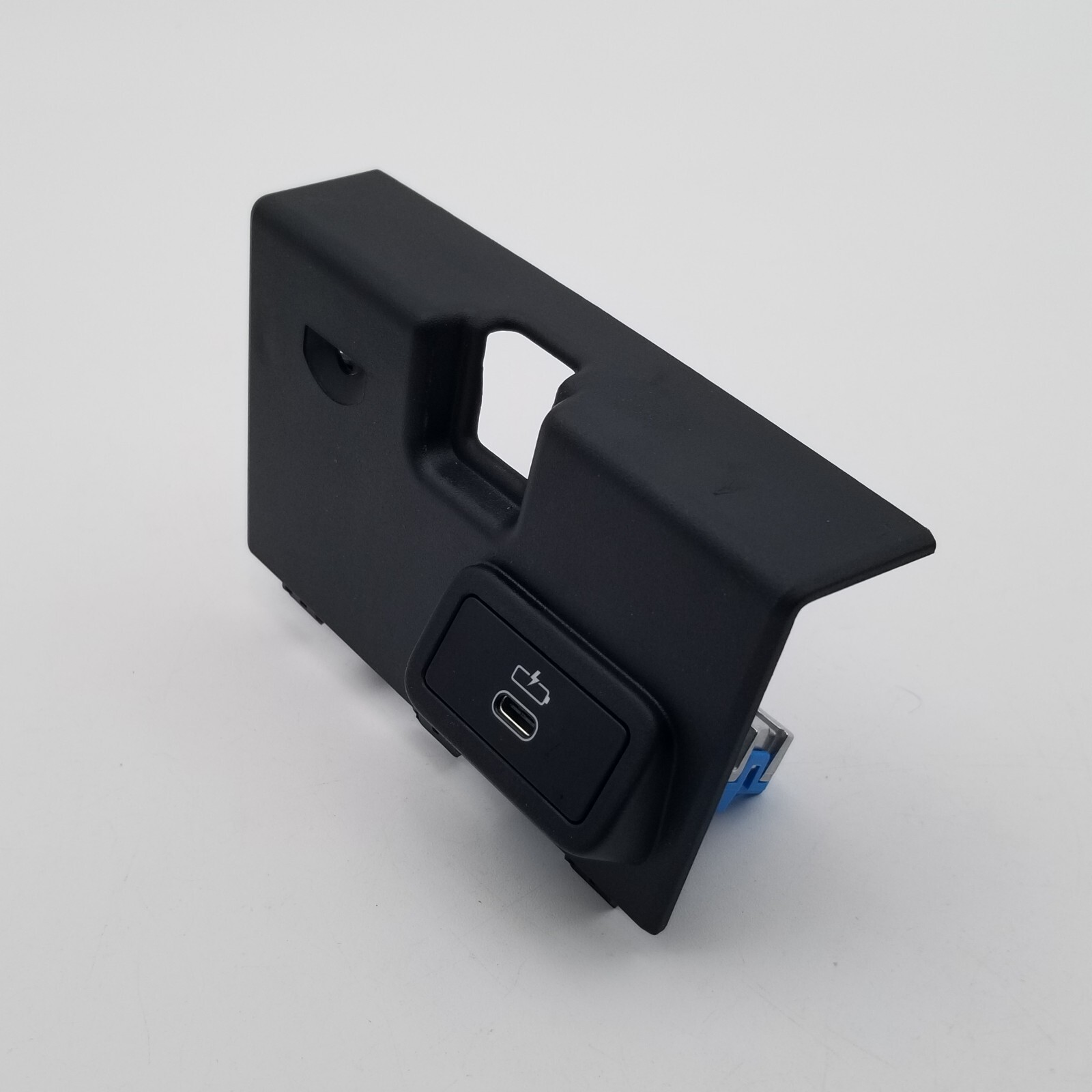 2019 - 2024 BMW 330i G20 USB-C INTERFACE CHARGING PORT PLUG w/ TRIM