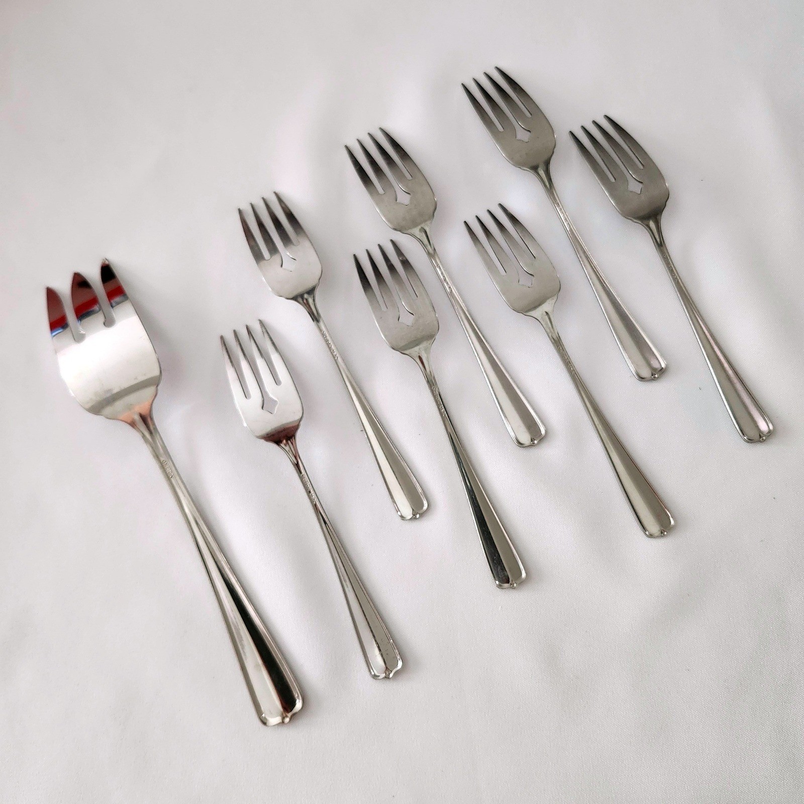 7 -ONEIDA USA GALA IMPULSE PATTERN GLOSSY STAINLESS SALAD FORKS & 1 Serving Fork