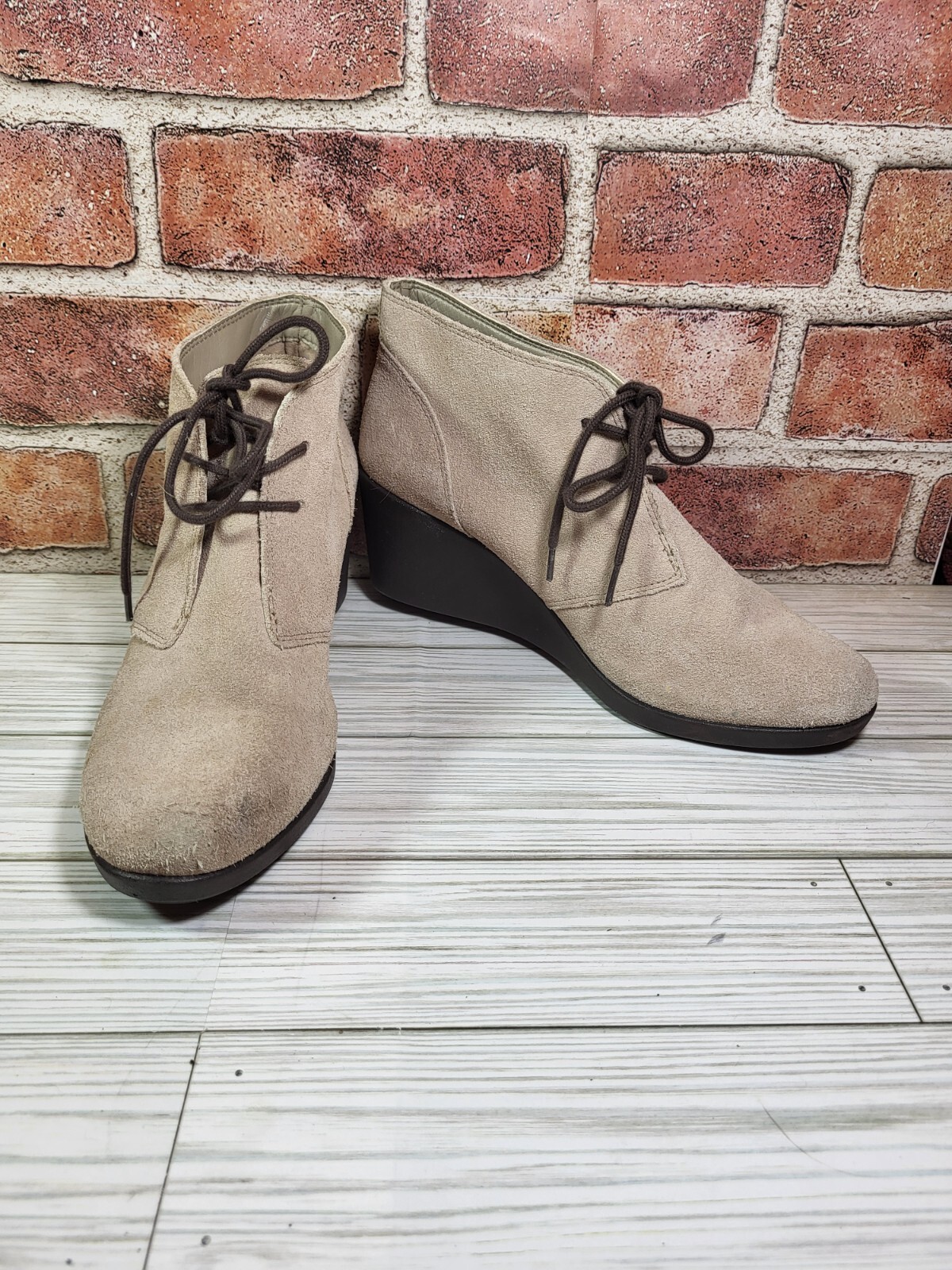 CROCS Leigh Dual Comfort Tan Neutral Suede Lace-Up Wedge Ankle Booties Size 7.5