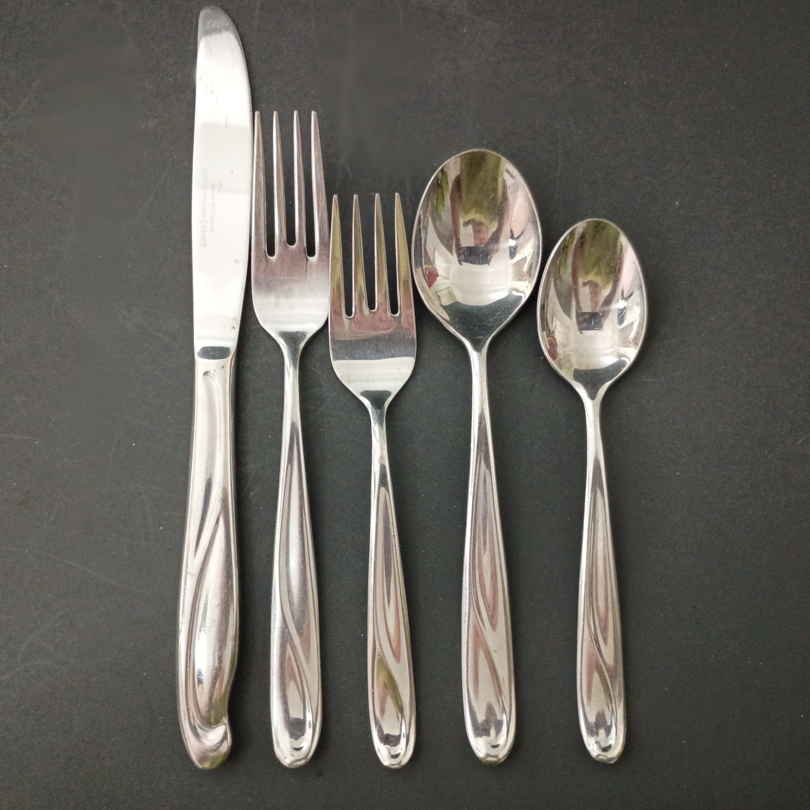 One Reed and Barton Edgartown Stainless Flatware 5 Piece Place Setting