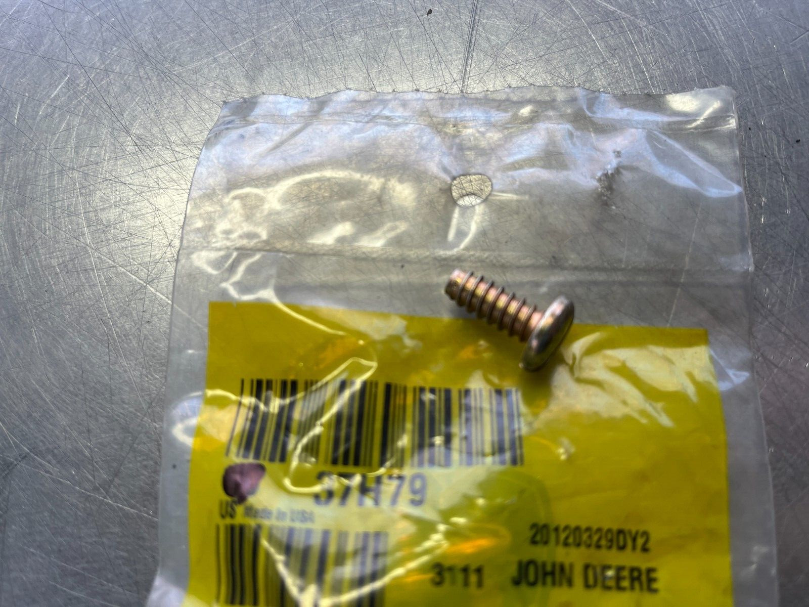 37H79  GENUINE  OEM  John Deere  SCREW   QTY of 2 Screws   A131797
