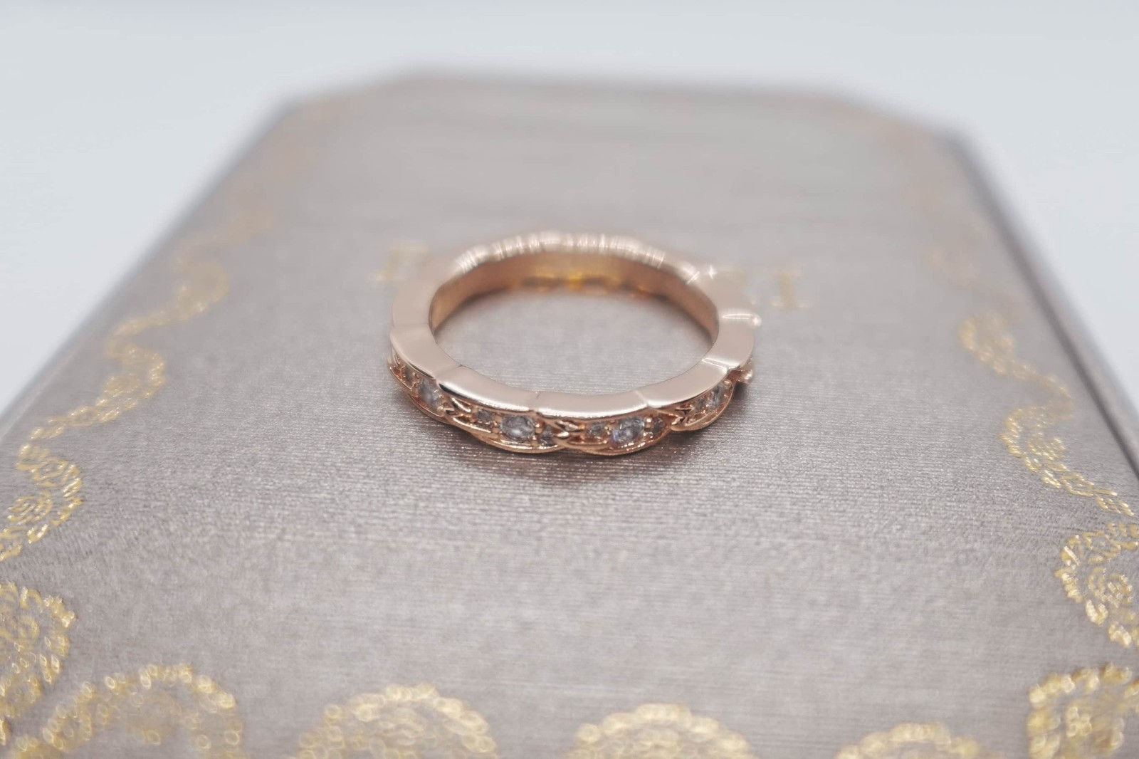 GIFT.Tlffany&co Narrow Ring in 18K Yellow Gold with Pavé Diamonds. USA Size 6