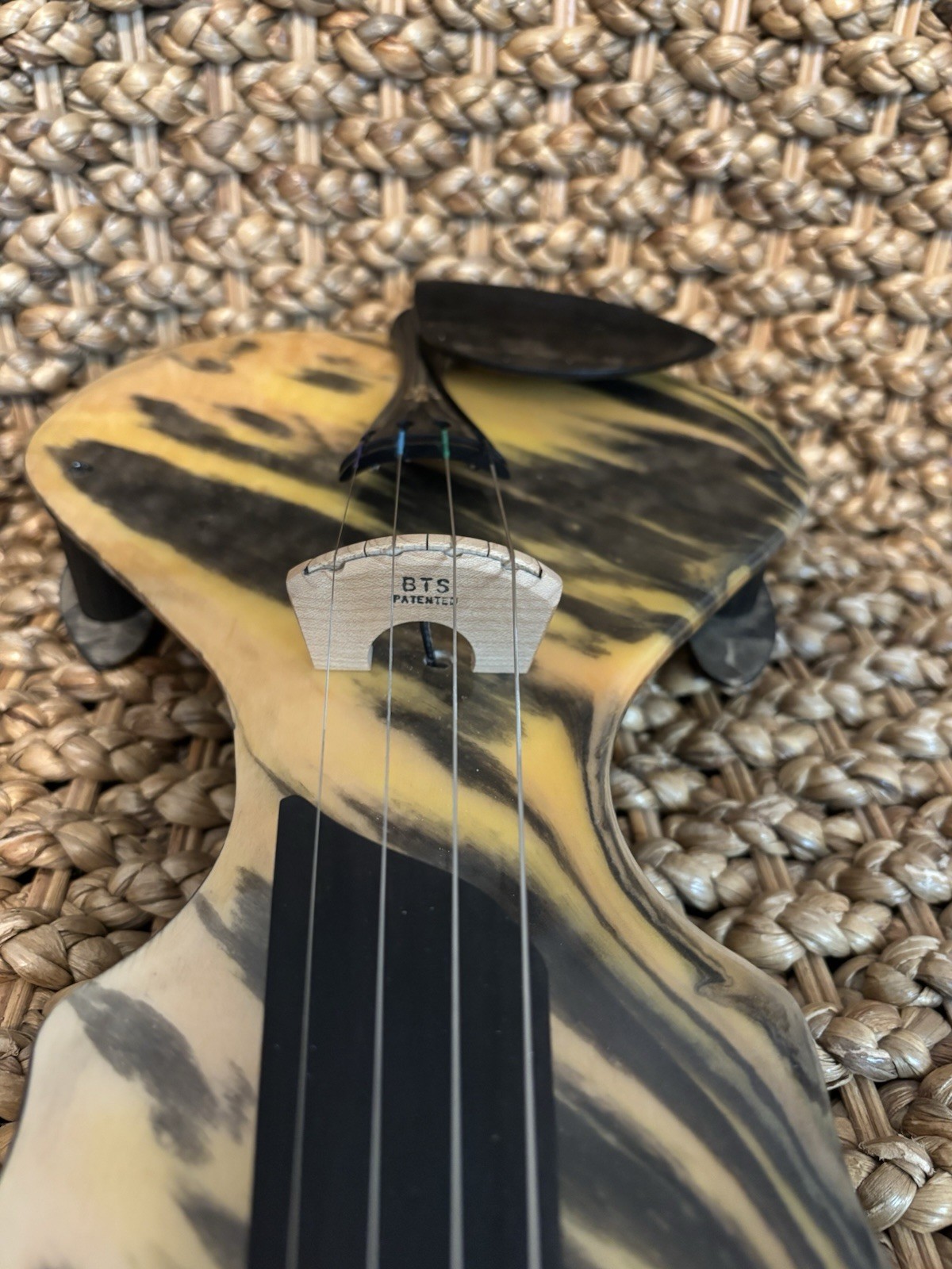 Confortie Electric Violin Barbera Via Pick Up Yellow And Black Epoxy Top