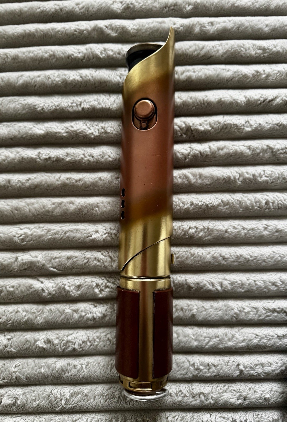 Star Wars: The Acolyte Kelnacca Prop Lightsaber (broken) With Coa