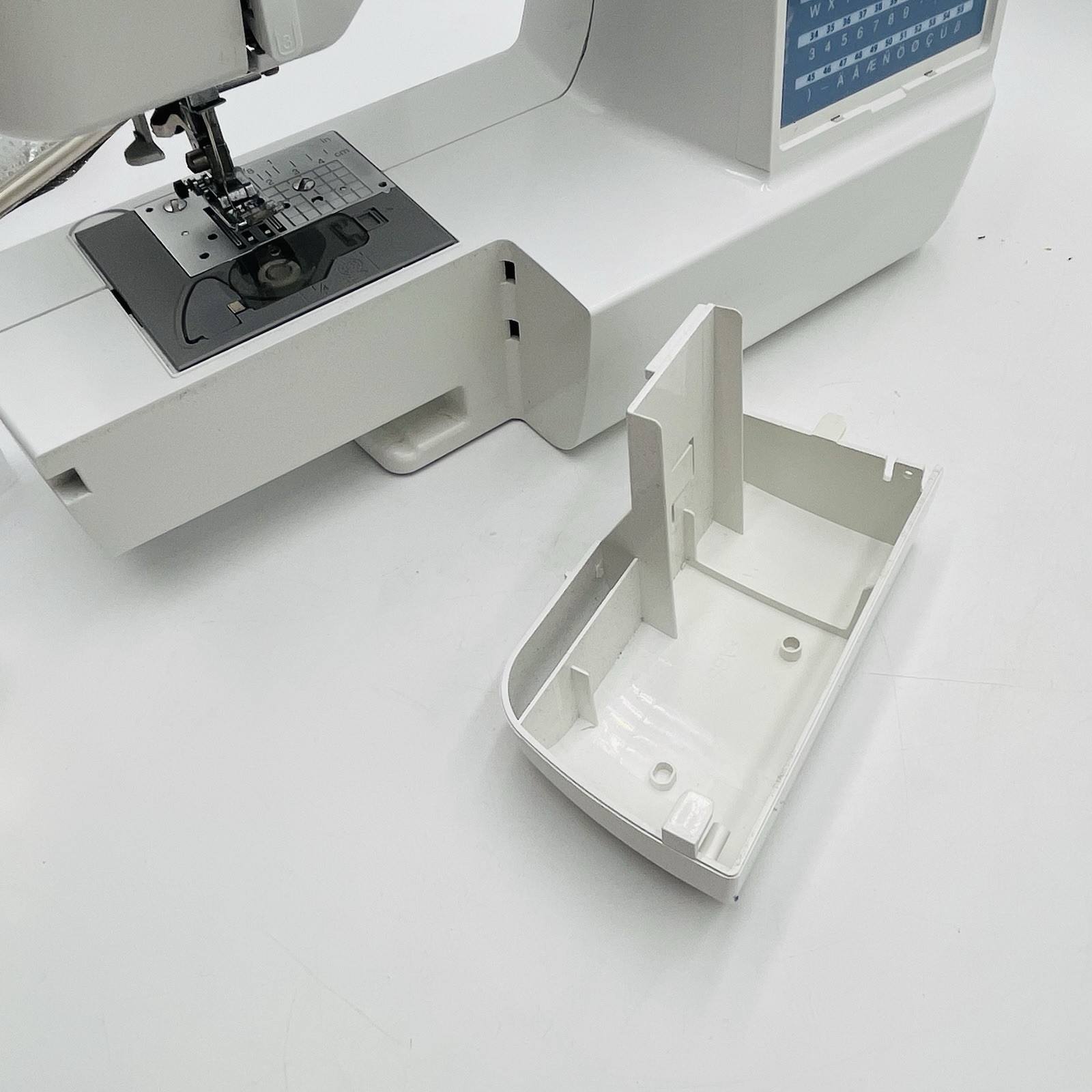 Brother XR9000 Computerized Sewing Machine LCD 80 Stitches With Case & Pedal
