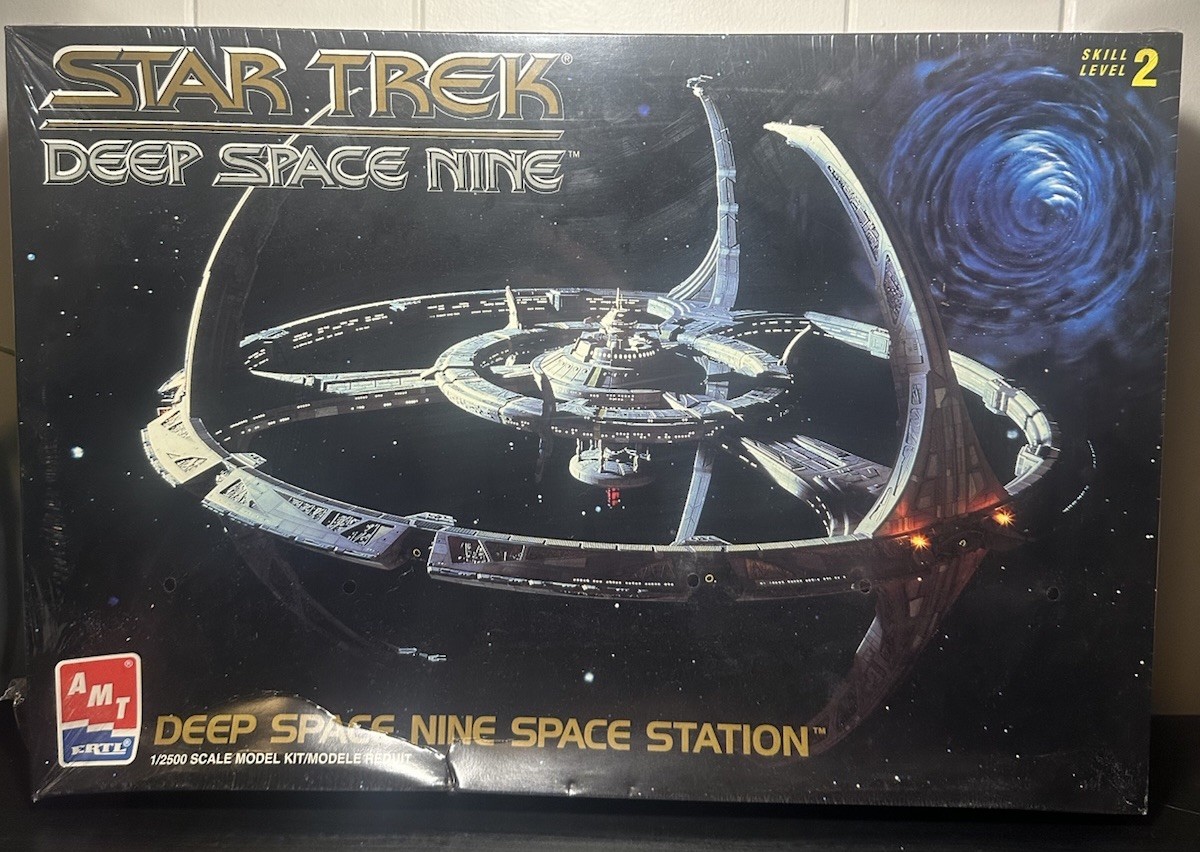 Star Trek Deep Space Nine Space Station DS9 AMT-ERTL 1994 Plastic Model Kit 8778