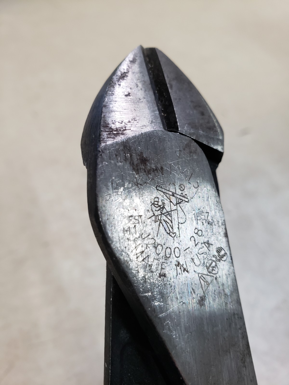 KLEIN TOOLS J2000-28 Diagonal Cutting Plier, 8-1/8" L USED