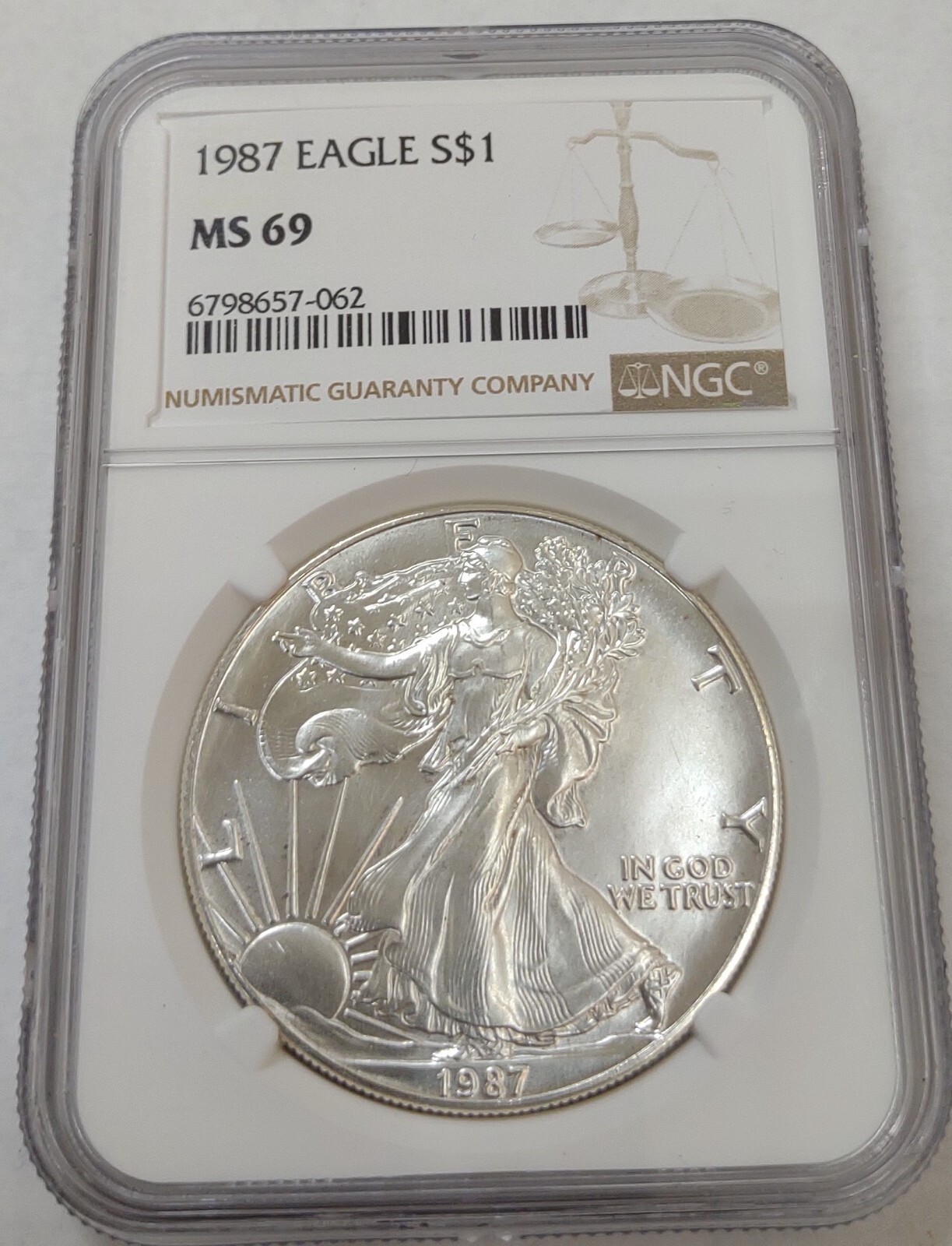1987 AMERICAN SILVER EAGLE! GRADED MS69 BY NGC!