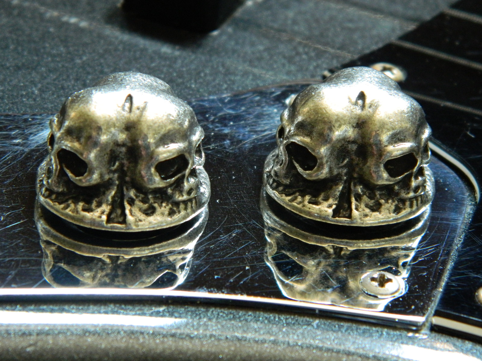 2 SKULL GUITAR KNOBS - HAND MADE SOLID METAL SPEED KNOBS 3 SKULLS PER KNOB