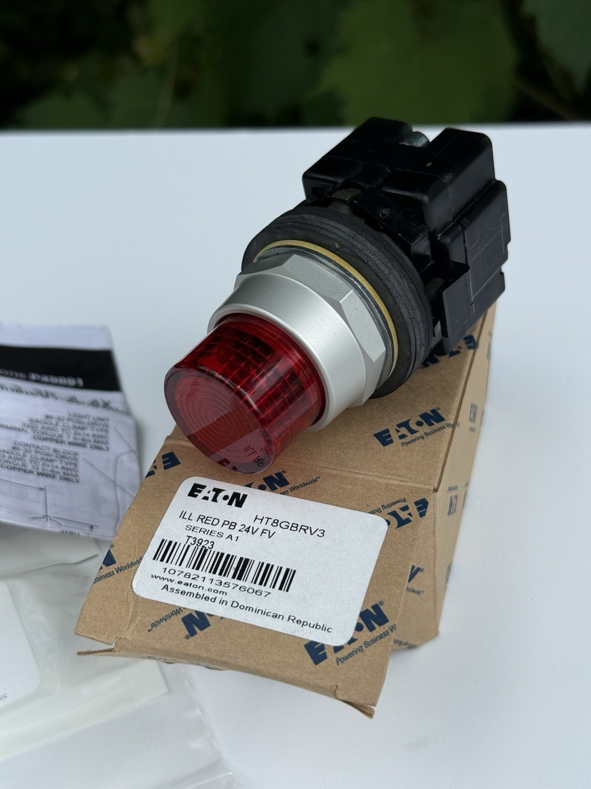 Eaton HT8GBRV3 Illuminated Red Push Button 24V - New