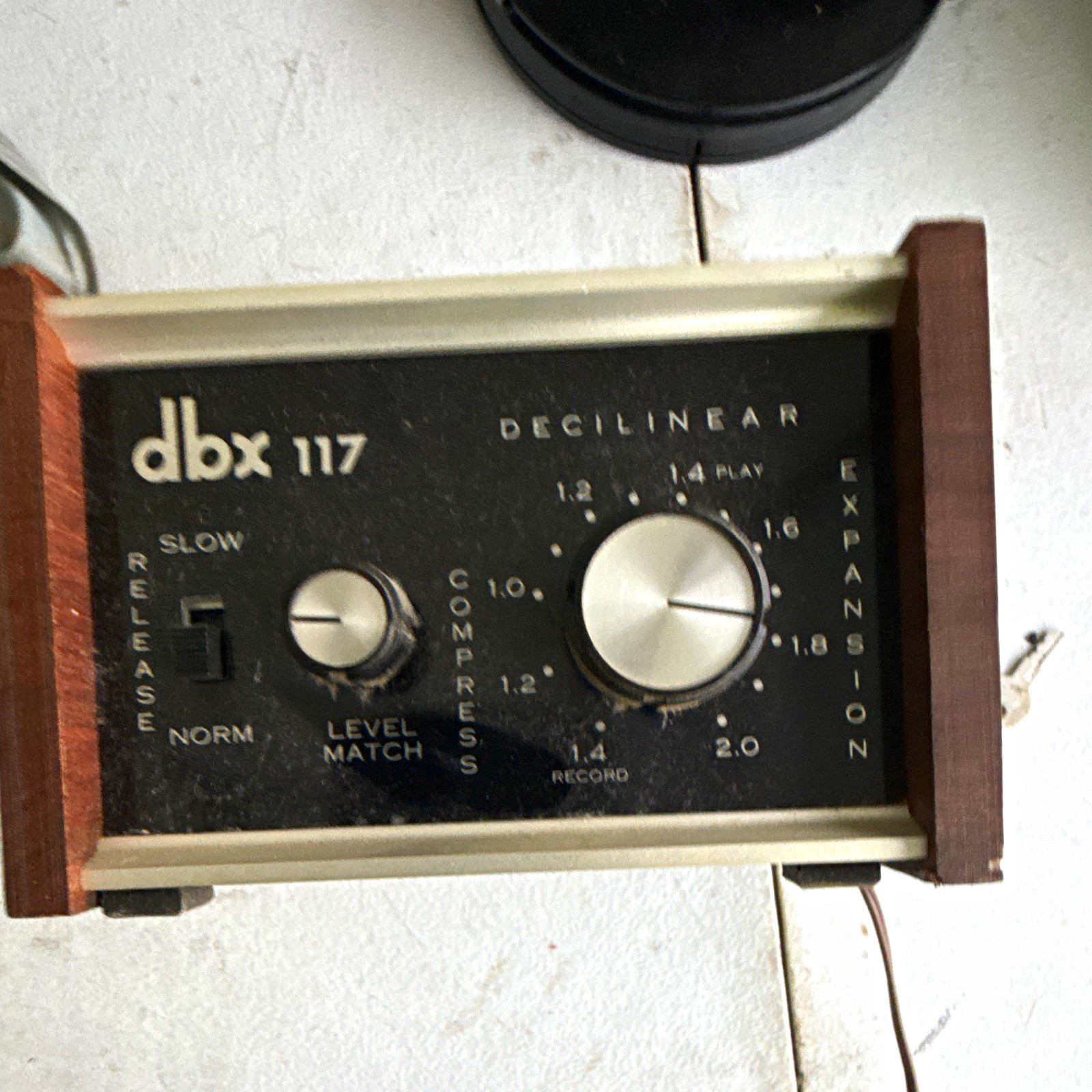 dbx 117 Dynamic Range Processor 2-Channel Analog Compressor w/ RCA I/O