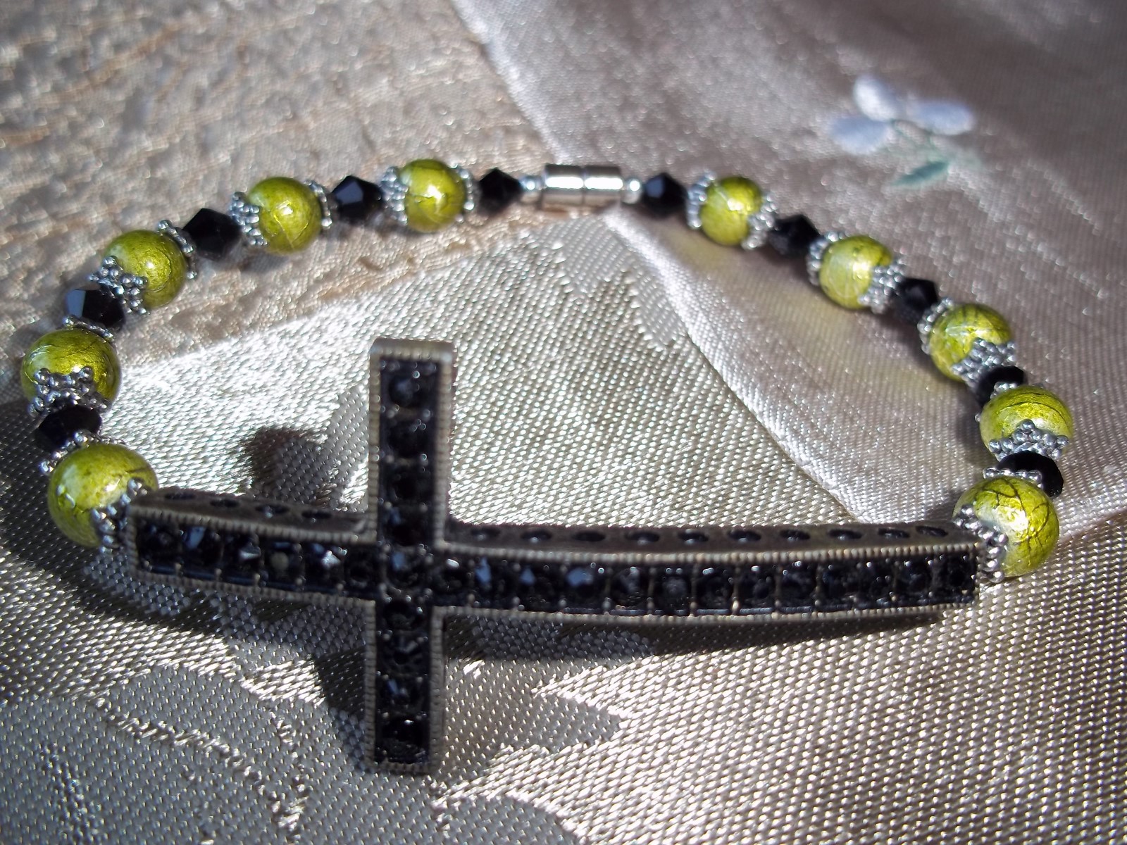 7 1/2 in GREEN Glass & BLACK Crystal Bead Cross MAGNETIC Clasp Bracelet  L-08