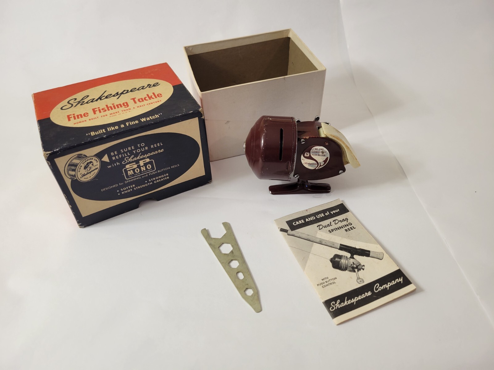 Vintage Shakespeare Wonderflyte Fishing Reel - 1765 - Model EE US w/Box