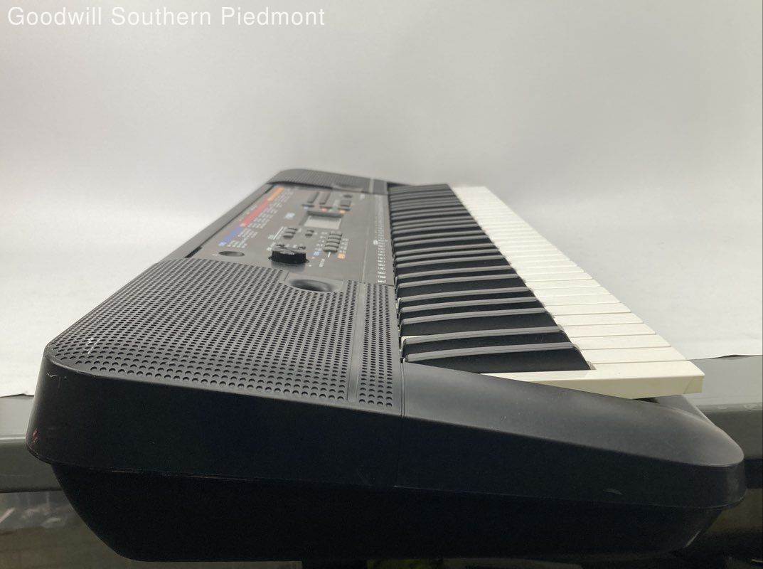 Yamaha PSR-E263 Electronic Keyboard - Tested, Read