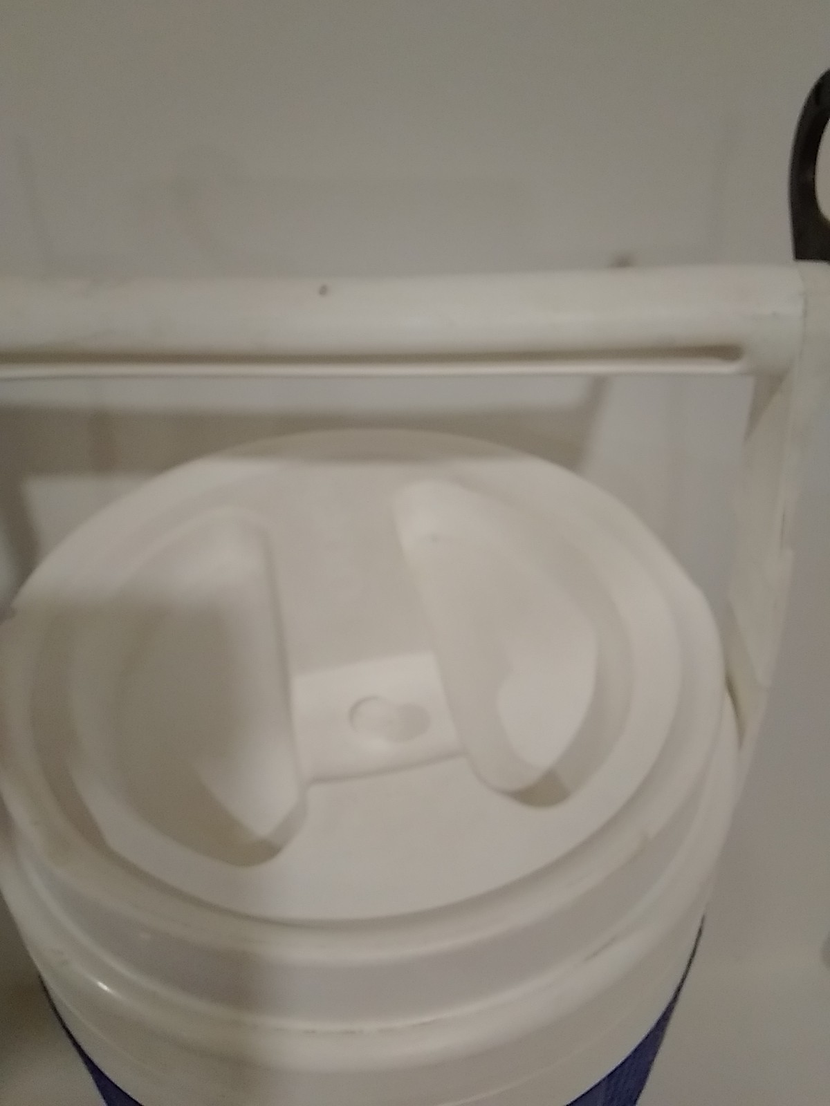 Igloo 2 Gallon Beverage Cooler with Handle, Chain Link Hooks and Spout
