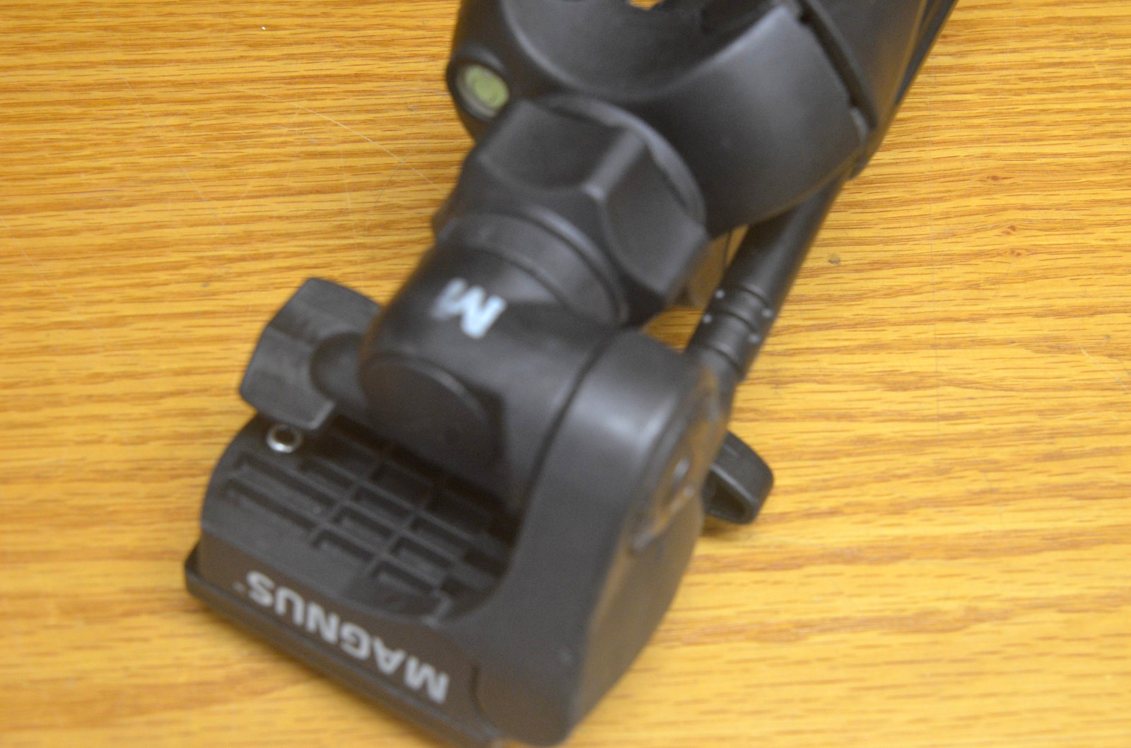 Magnus PV-3310 Tripod (4-A)