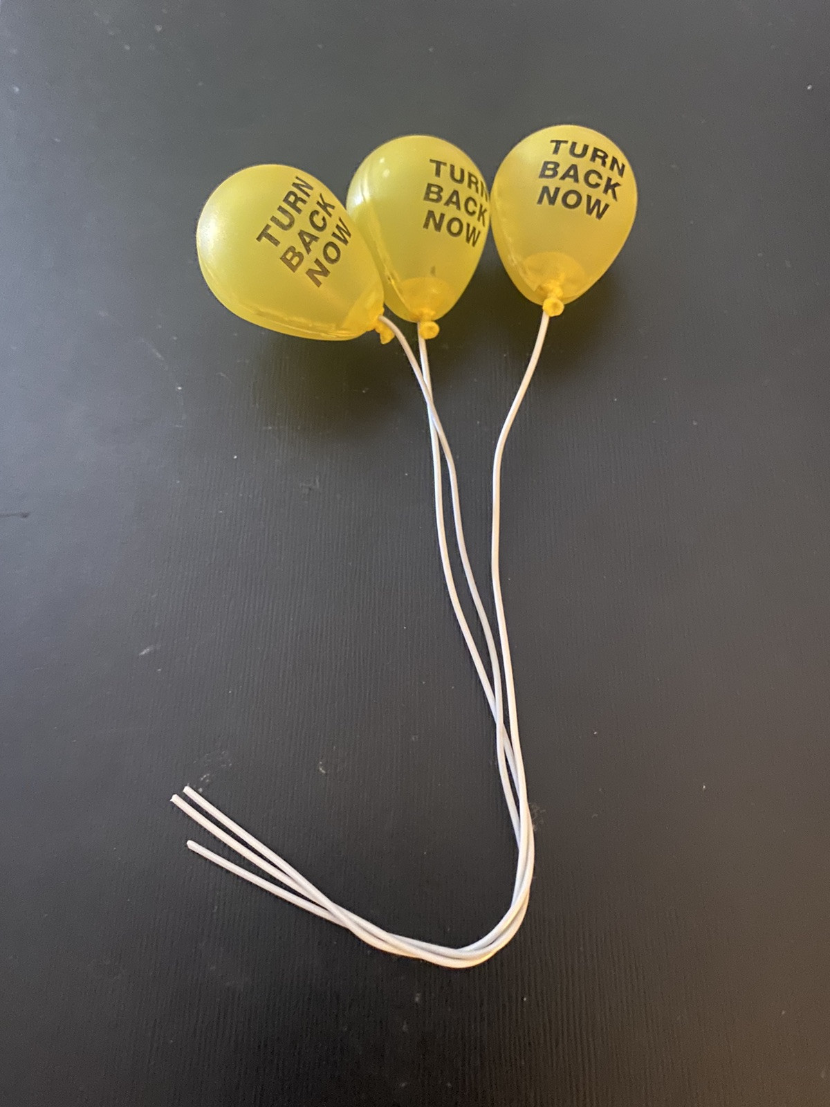 neca it ultimate pennywise 7” scale lot Of 3 Yellow Turn Back Now balloons Part