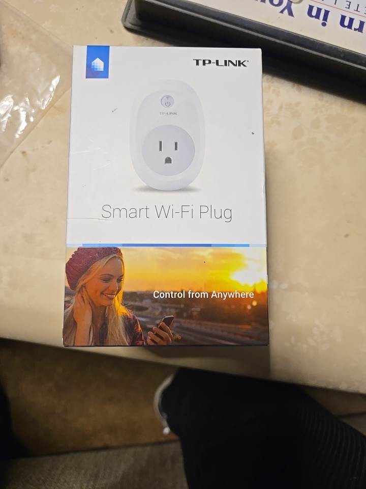 Never Opened TP-LINK HS100 - Smart plug - wireless - 802.11b/g/n - 2.4 Ghz