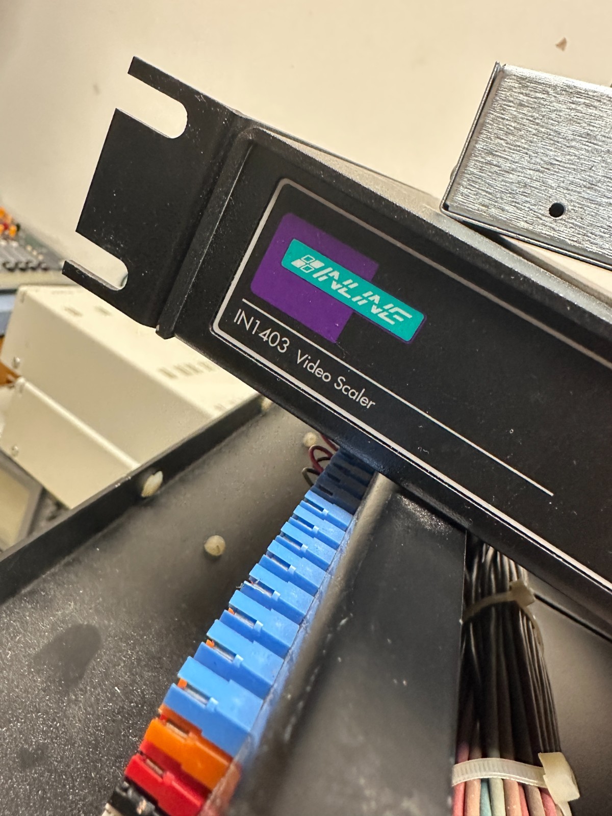 Rack Mountable Extron Inline in1403 video scaler