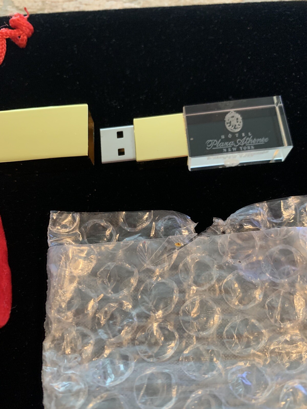 Scan disc (new) Flash Drive from Hotel Plaza Athenee