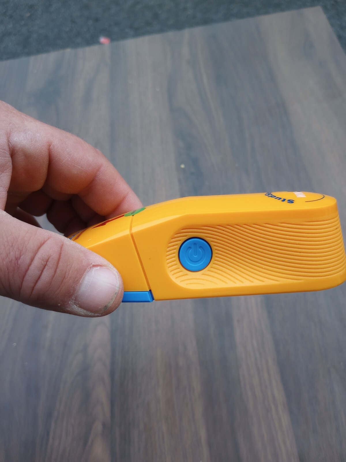 Zircon wm5 Stud Sensor Finder Edge Spotlight Pointer + Picture Hanging Kit