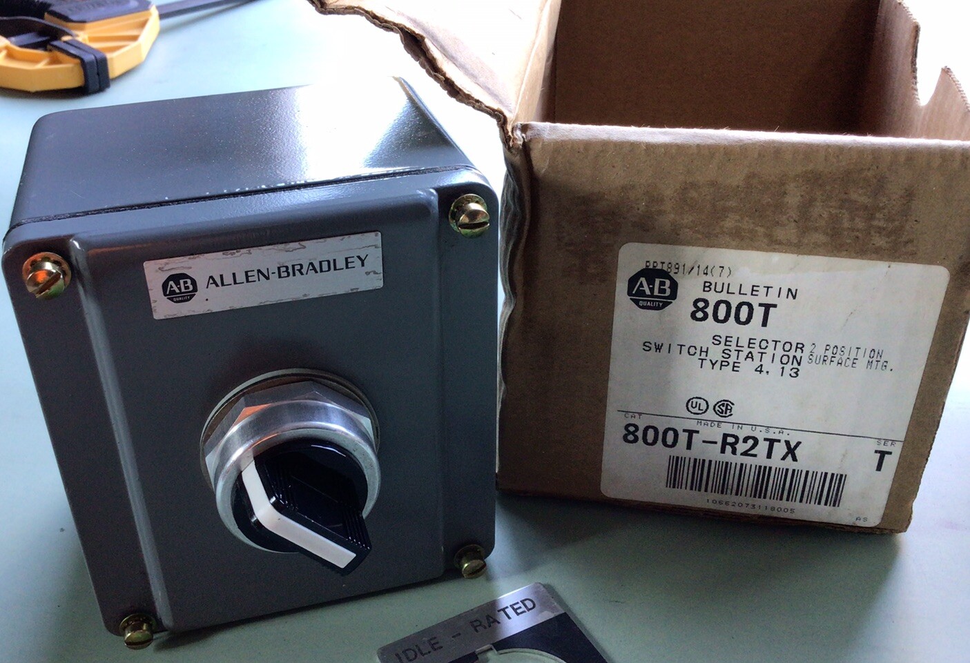 NEW ALLEN-BRADLEY SELECTOR SWITCH 800T-H2 IN ENCLOSURE 800T-R2TA