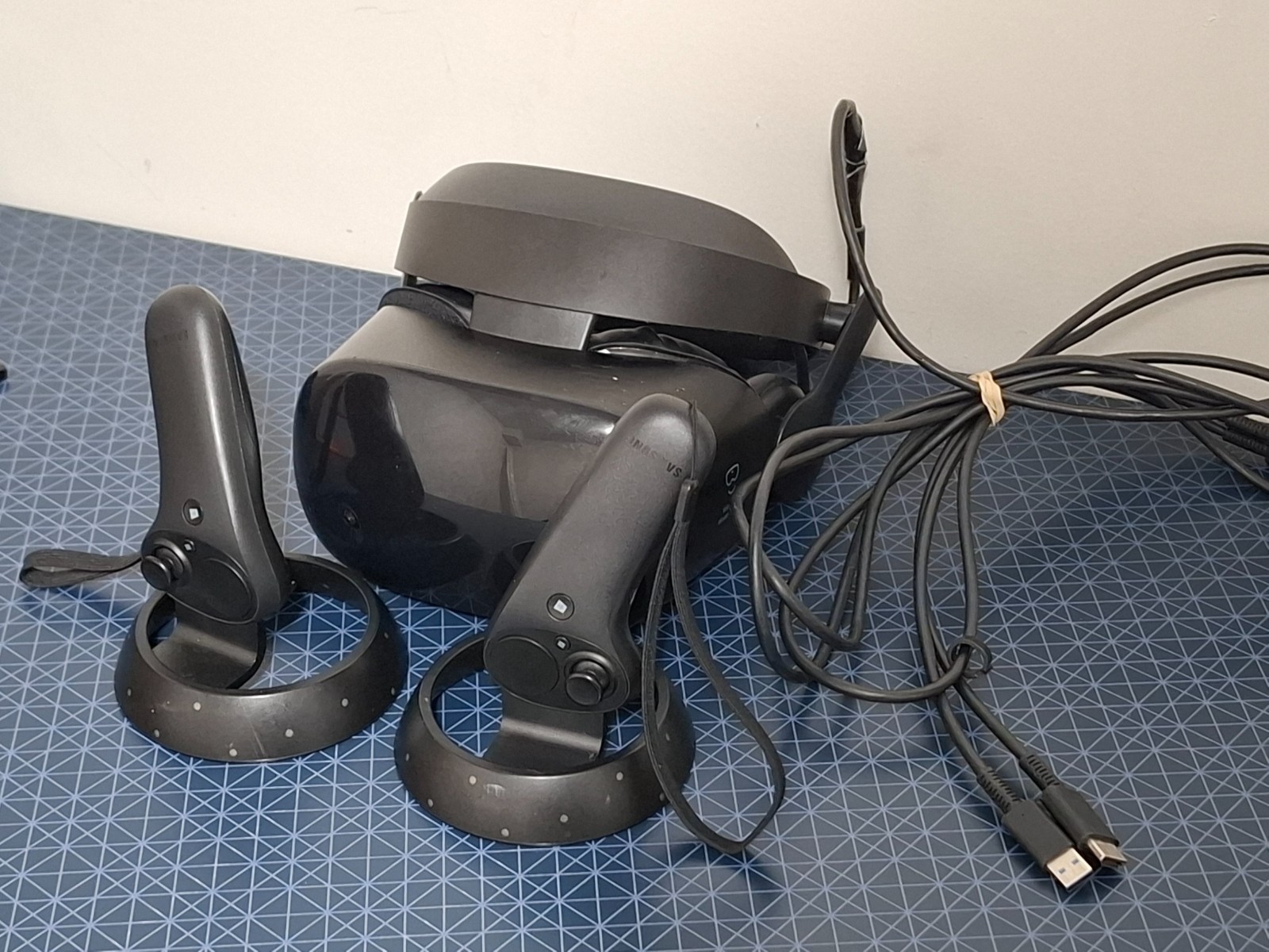 Samsung HMD Odyssey+ Windows Mixed Reality VR Headset XE800ZBA-HC1US Controllers