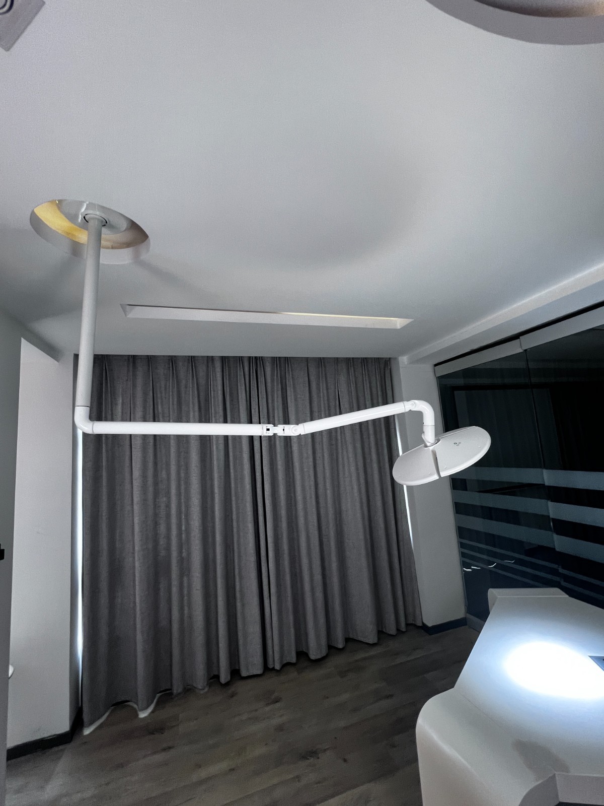 KWS 80W 45 LEDs Dental Surgical LED Shadowless Light Ceiling Mounted Vet Light