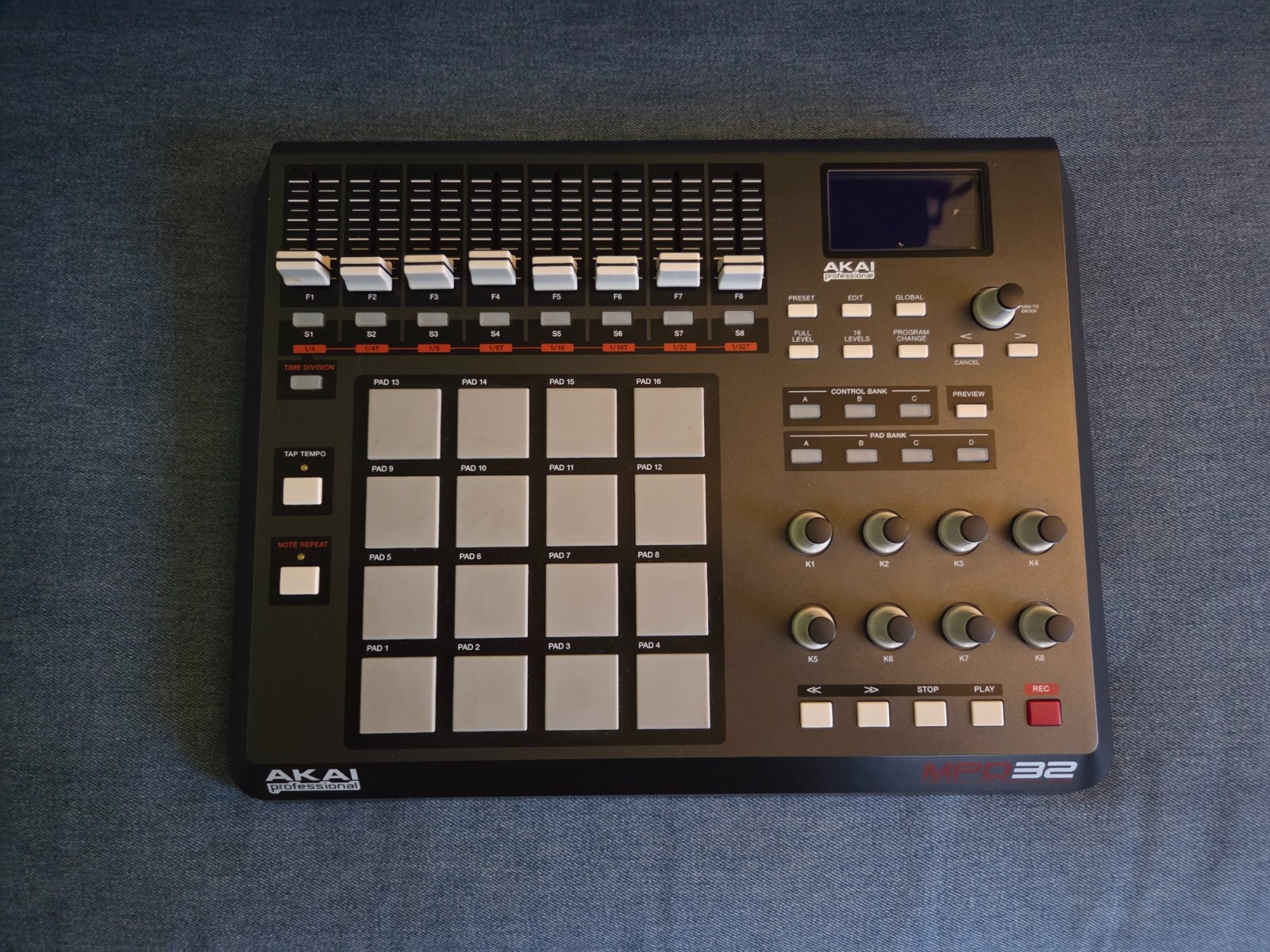 Akai Professional MPD32 USB/MIDI Pad Control