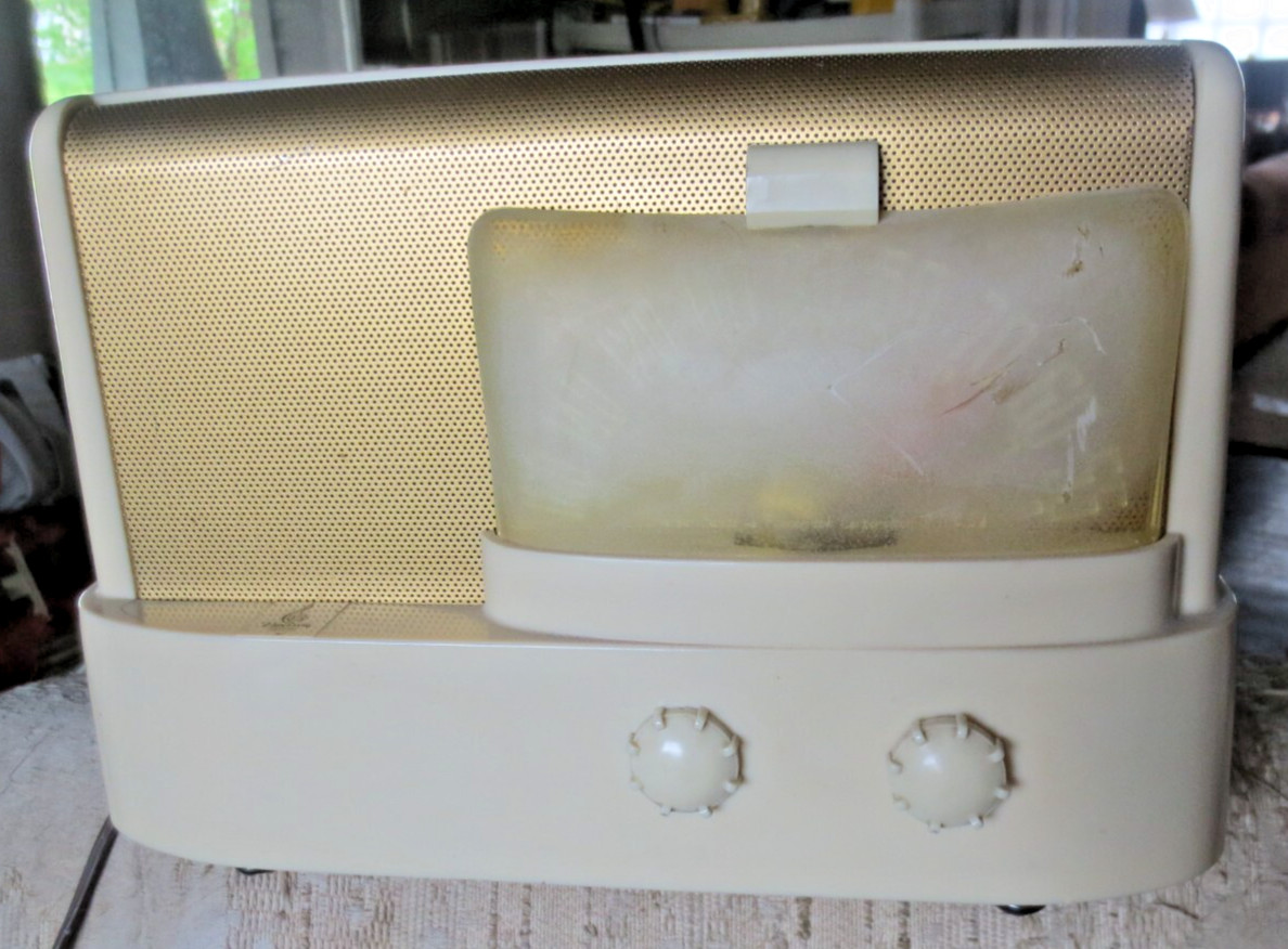 Vintage 1948 Emerson Model 511 Moderne Bakelite Cream Table Tube Radio powers on