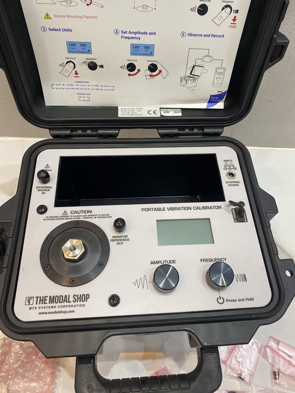THE MODAL SHOP 9100D Portable Vibration Calibrator