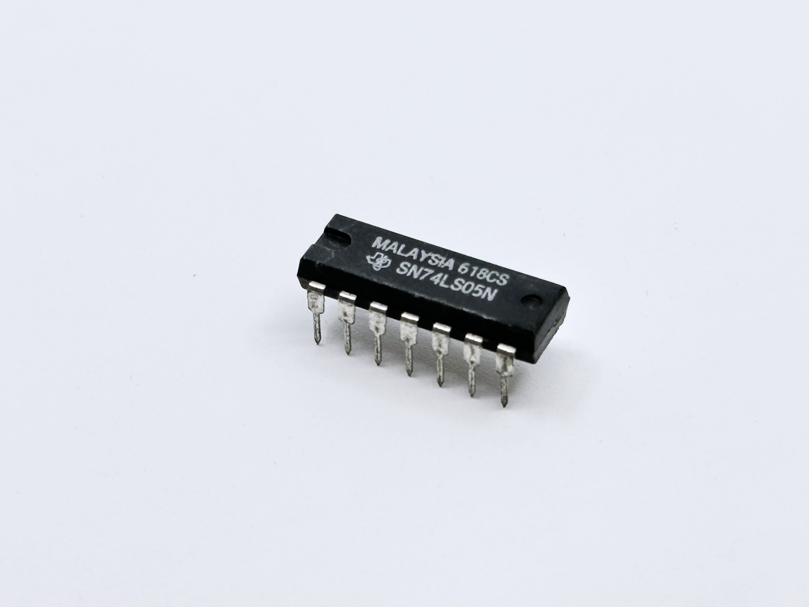 SN74LS05N Texas Instruments Hex Inverter Open Collector Outputs LS TTL DIP-14