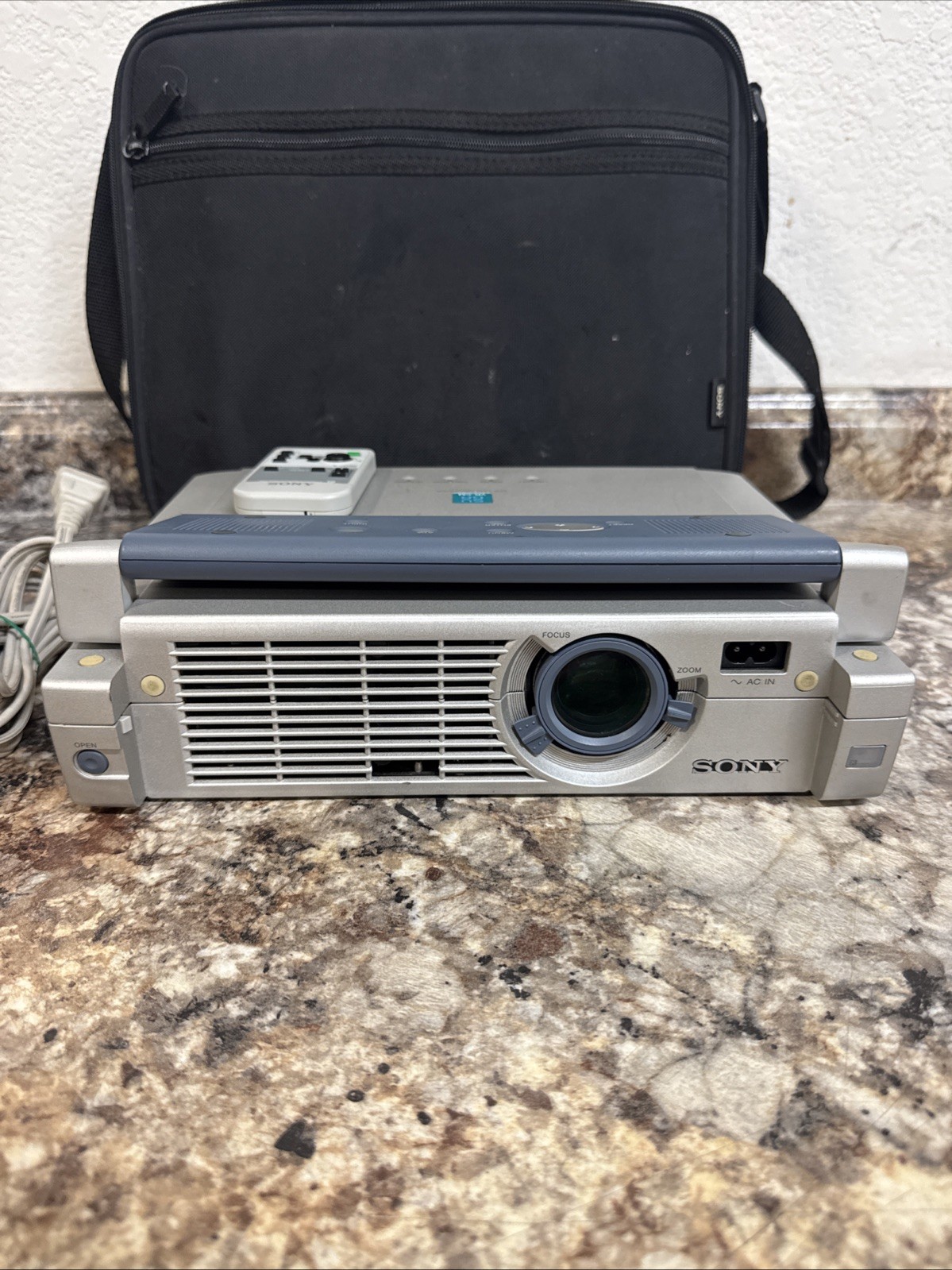 Sony VPL-CS4 LCD Data Projector With Power Cable Remote And Carry Case