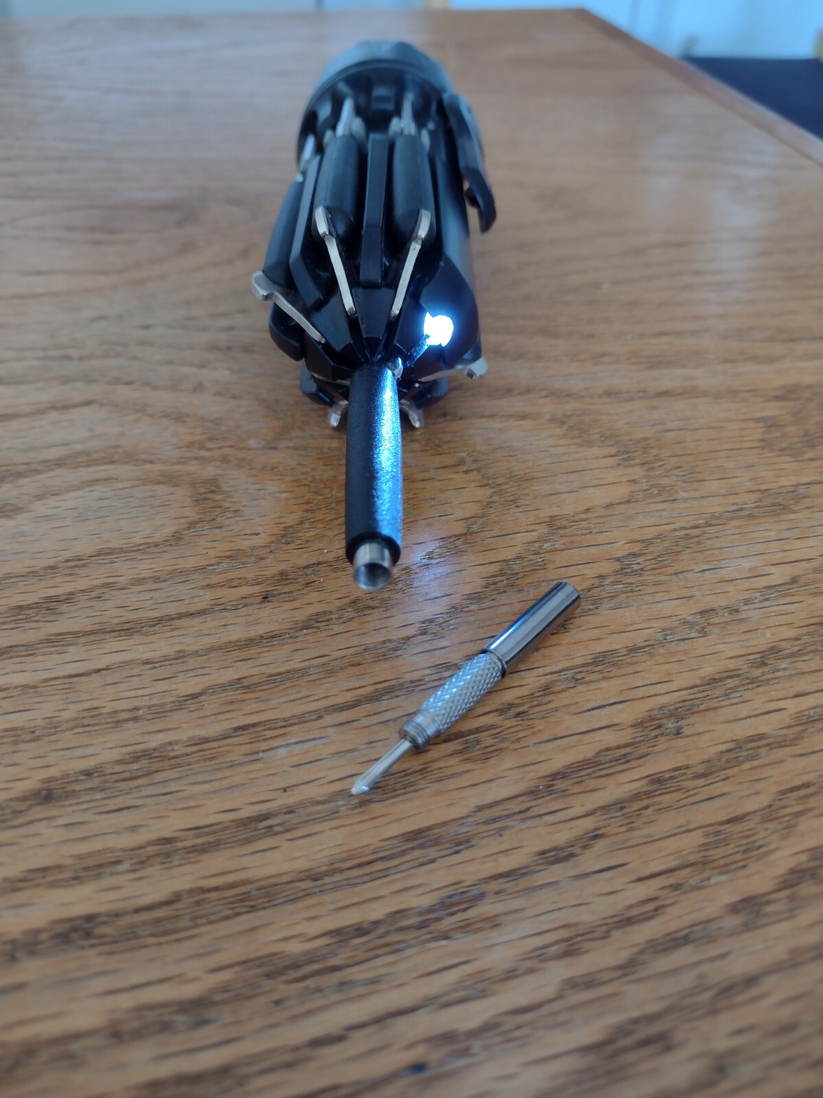Leed's Led Light Multitool Seven Screw Drivers Two Lights Tested