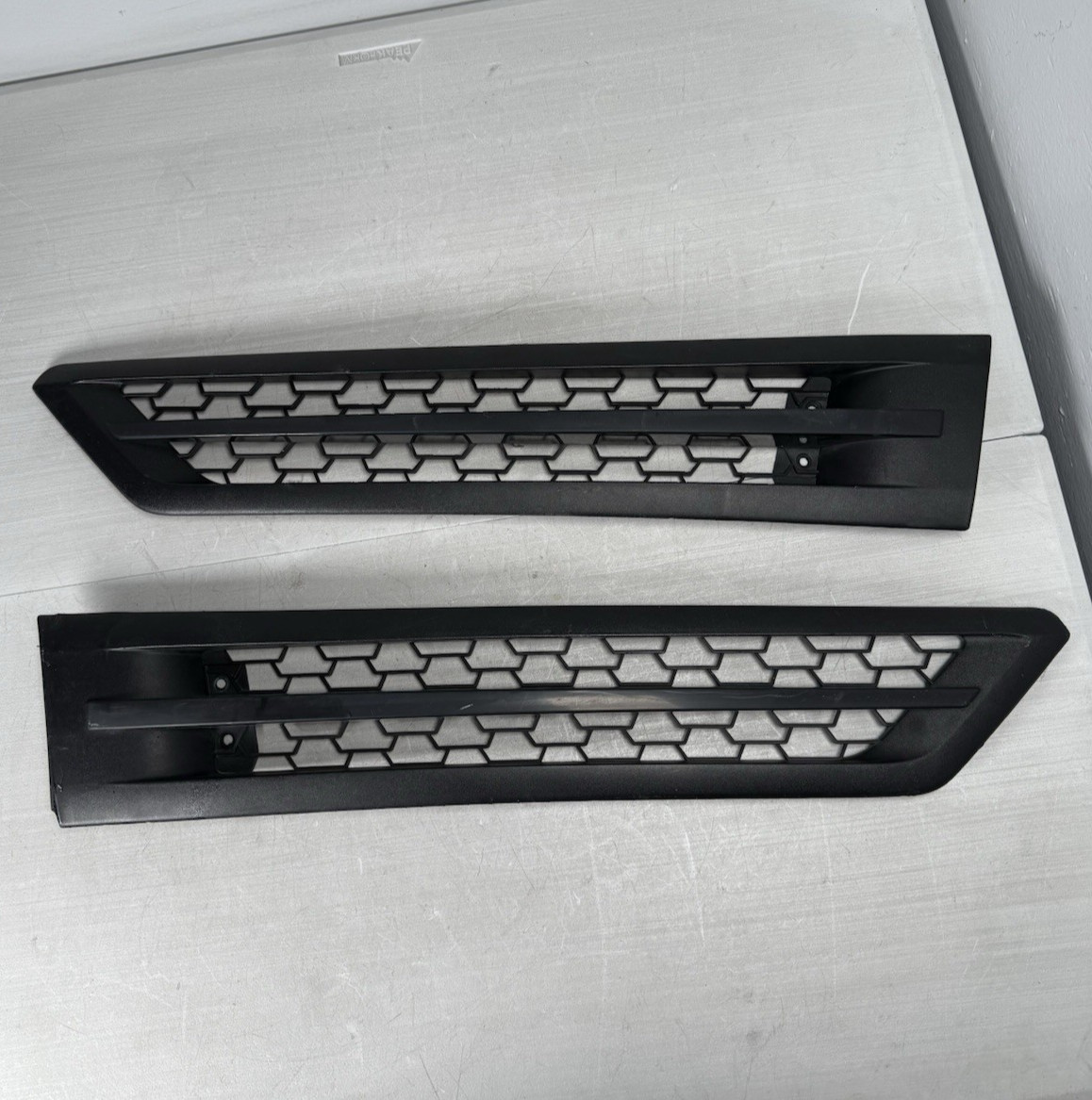 2024 FREIGHTLINER CASCADIA SIDE HOOD VENTS GRILLE 17-21069-000 17-21069-001 OEM
