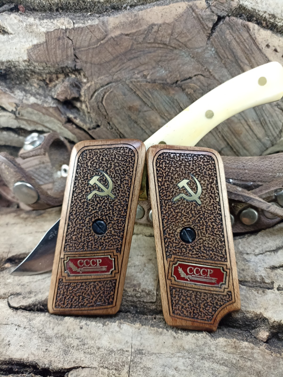 Tokarev TT33 grips for short and 8 rounds magazine.