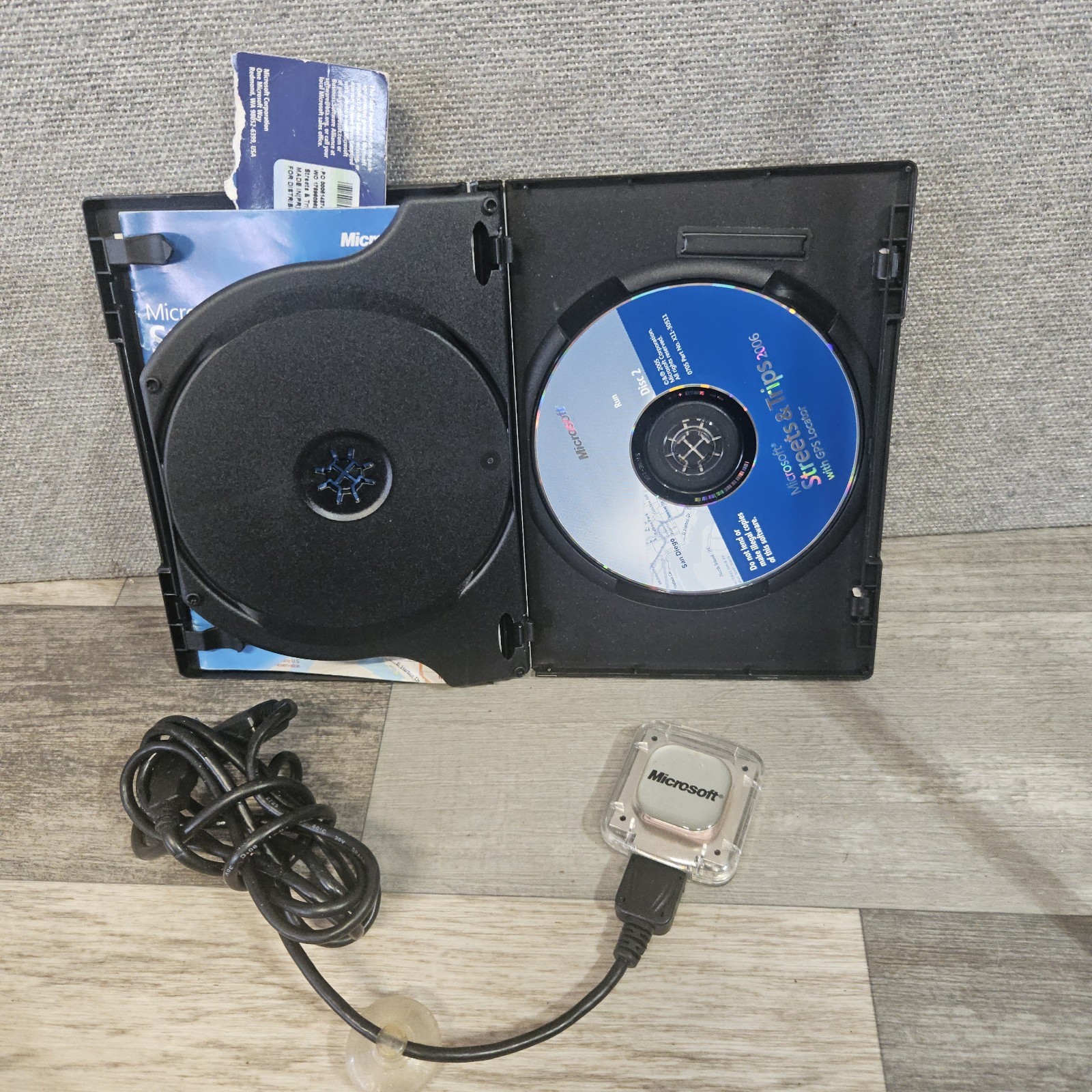 Microsoft Streets & Trips 2006 with GPS locator USB device - 2 CD in case + COA