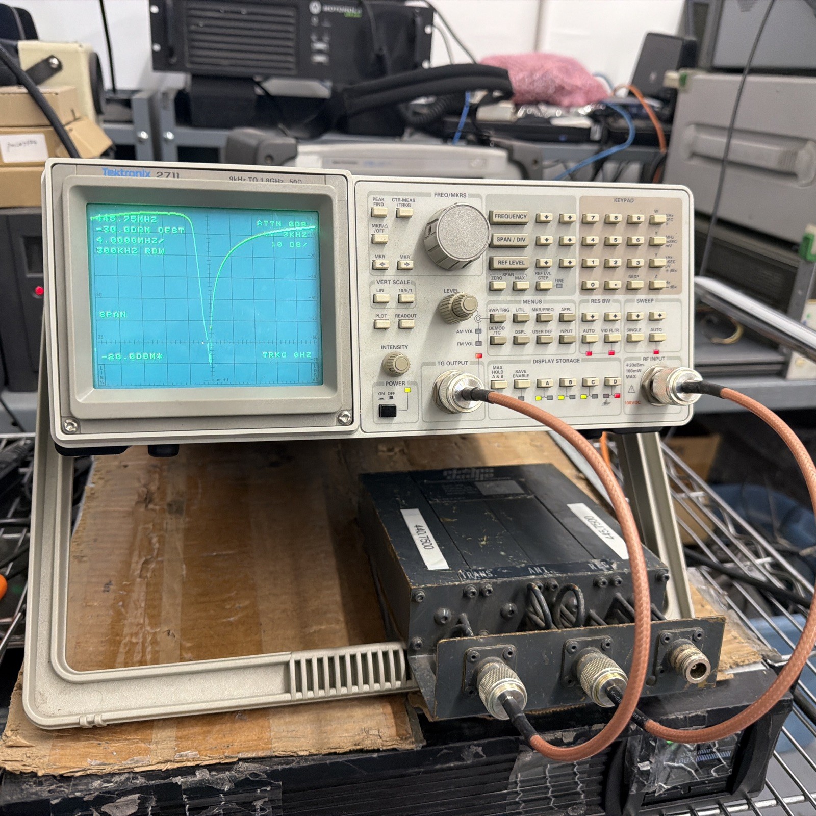 2711 Tektronix Spectrum Analyzer 9kHz-1.8Ghz  WORKING