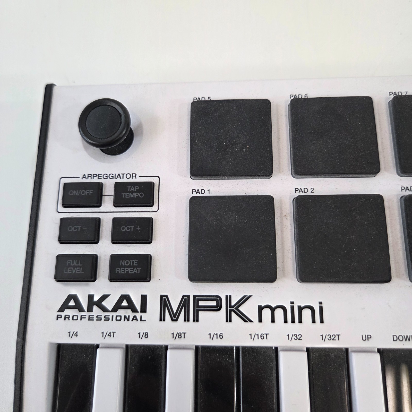 Akai Professional MPK Mini MIDI Keyboard Controller White w/ 37 Black Keys
