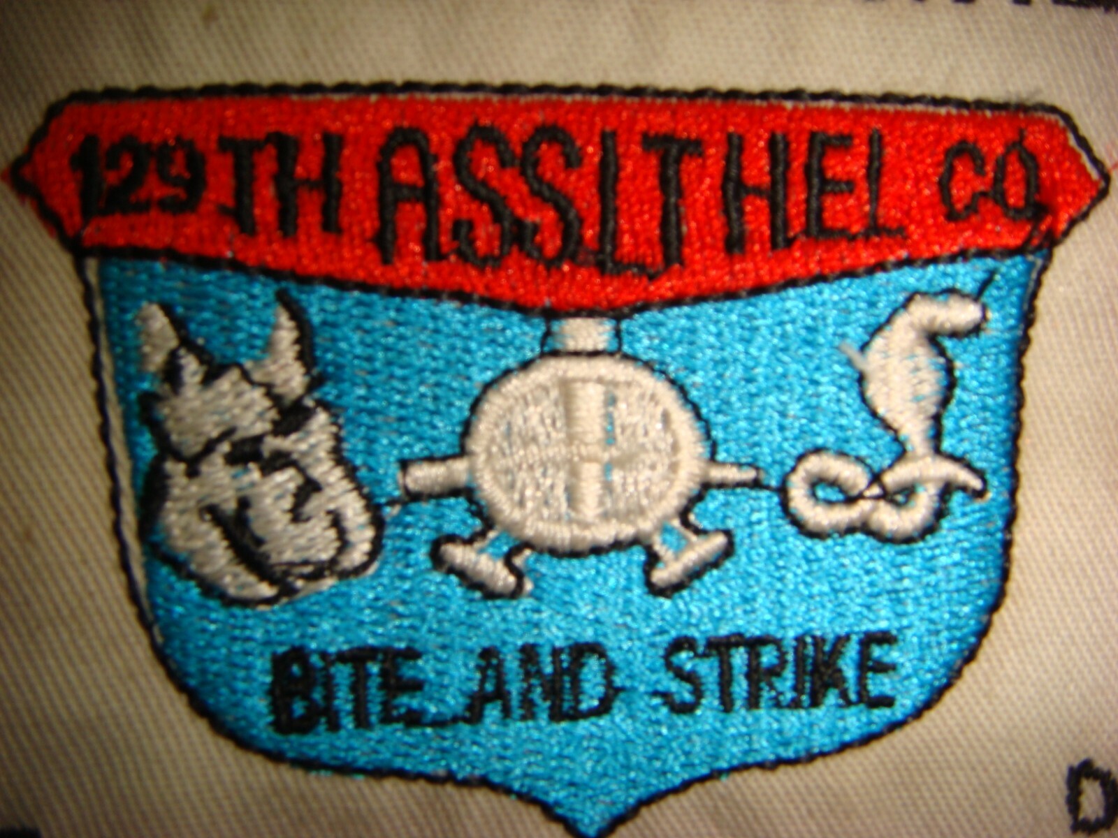 VIETNAM WAR PATCH, US 129th AHC BITE & STRIKE FOR EVAC-EXTERMINATION-RELOCATION