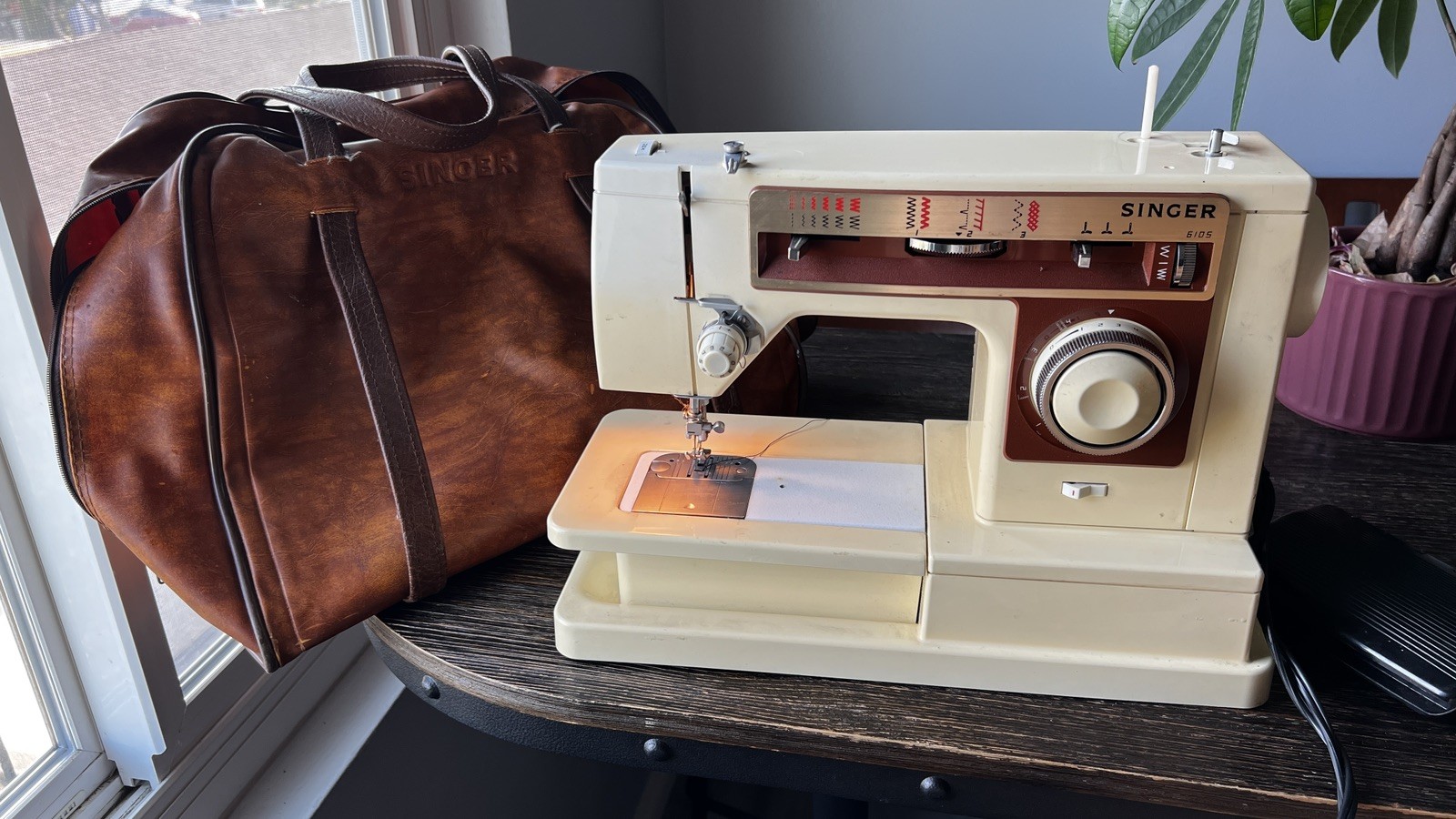 VTG 70s SINGER 6105 Sewing Machine with Travel Vinyl Bag & Manual