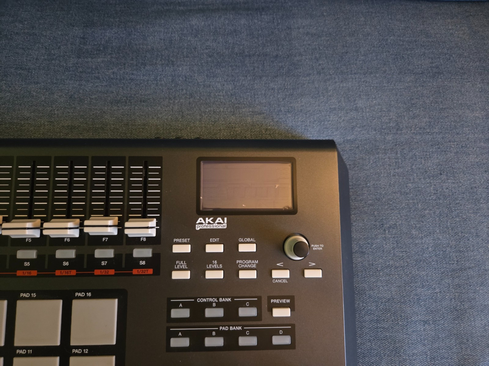 Akai Professional MPD32 USB/MIDI Pad Control
