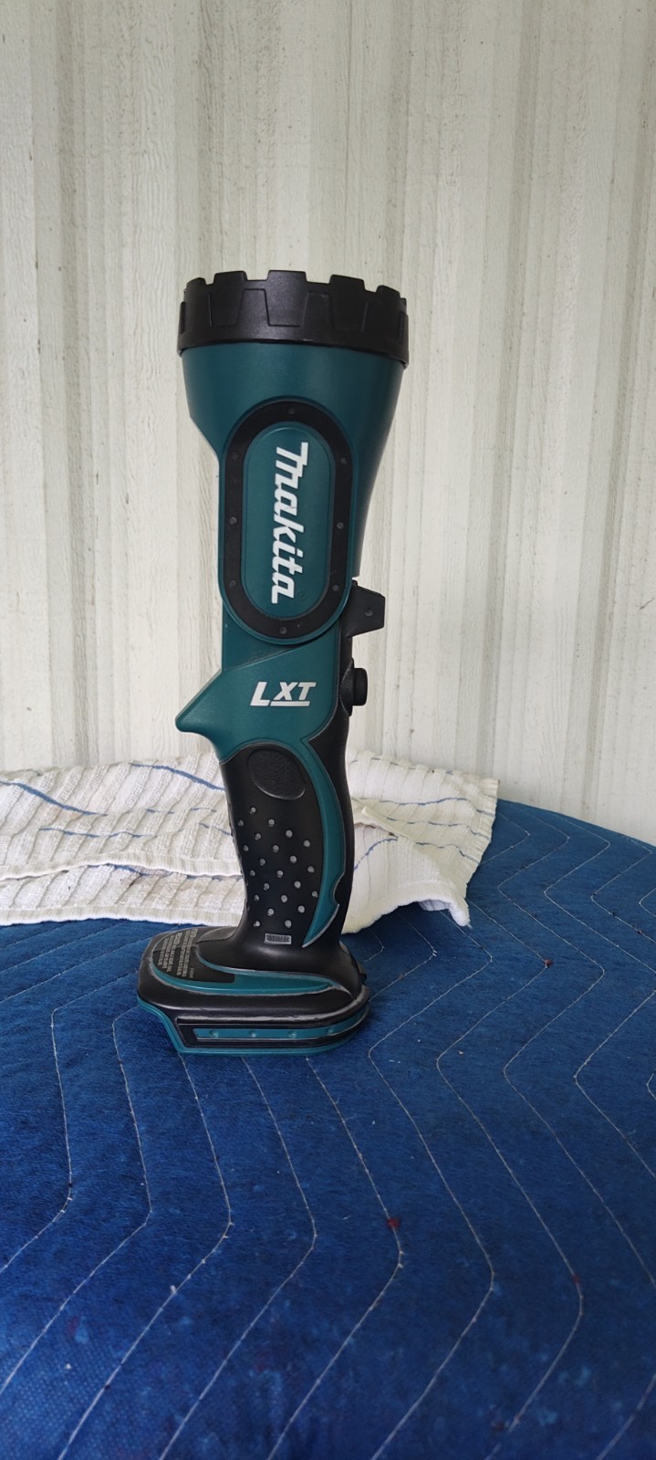 Makita BML185!18-Volt LXT Lithium-Ion Cordless 12 L.E.D. Flashlight