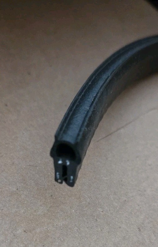 427021 Sealing Profile Top Bubble Range 0.5mm To 1.5mm Black 100 Meters (2×50m)
