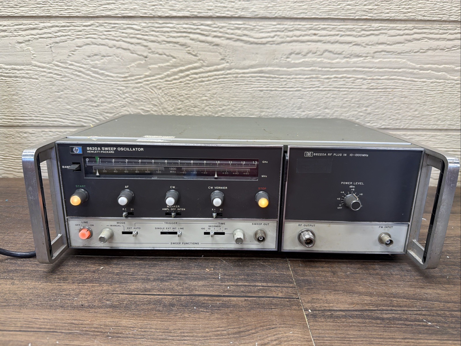 HP 8620A Sweep Oscillator With HP 862220A  RF Plug-In  10-1300GHz Works Tested
