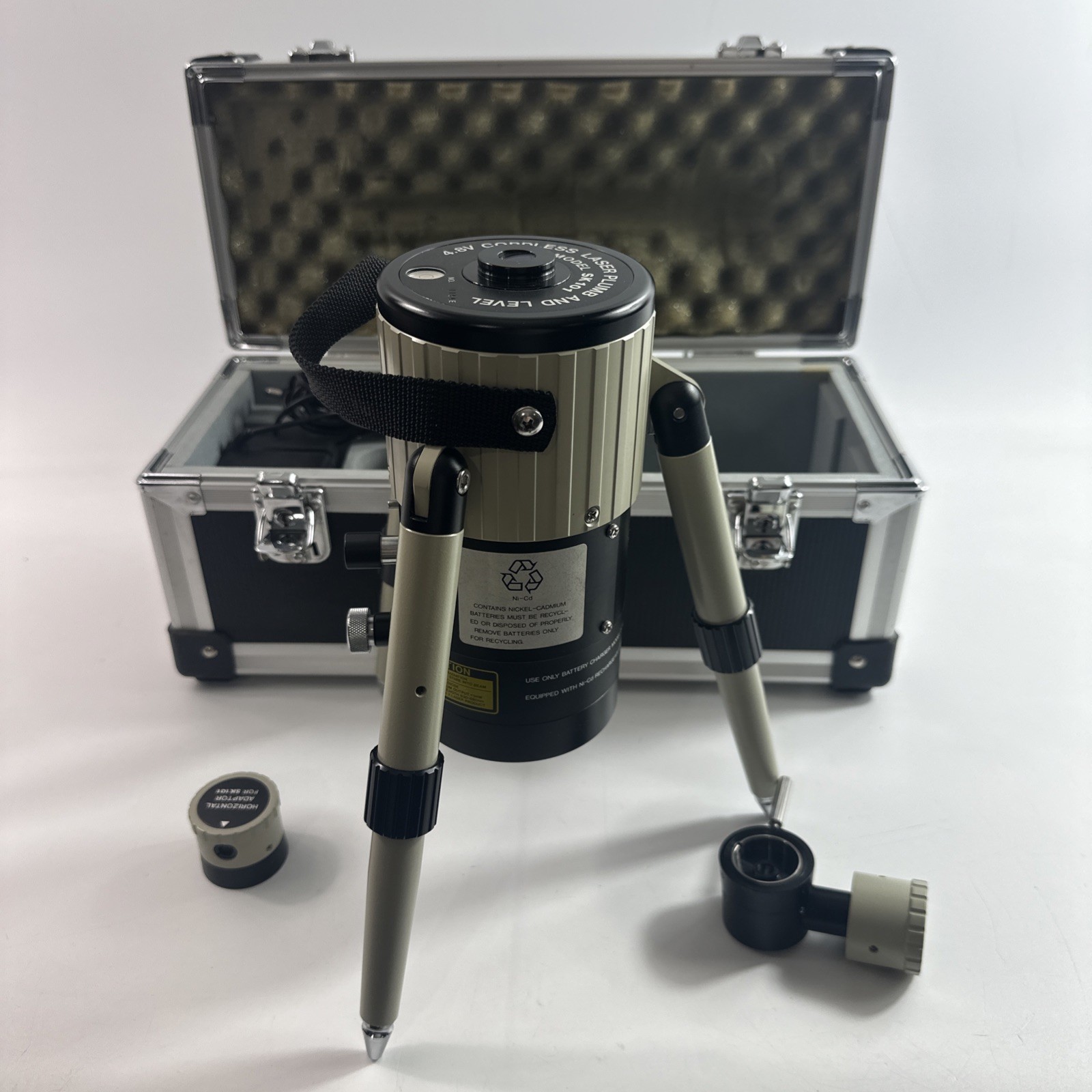 Makita SK101 Cordless Laser Plumb and Level - Used w/ Holding Case and adapters
