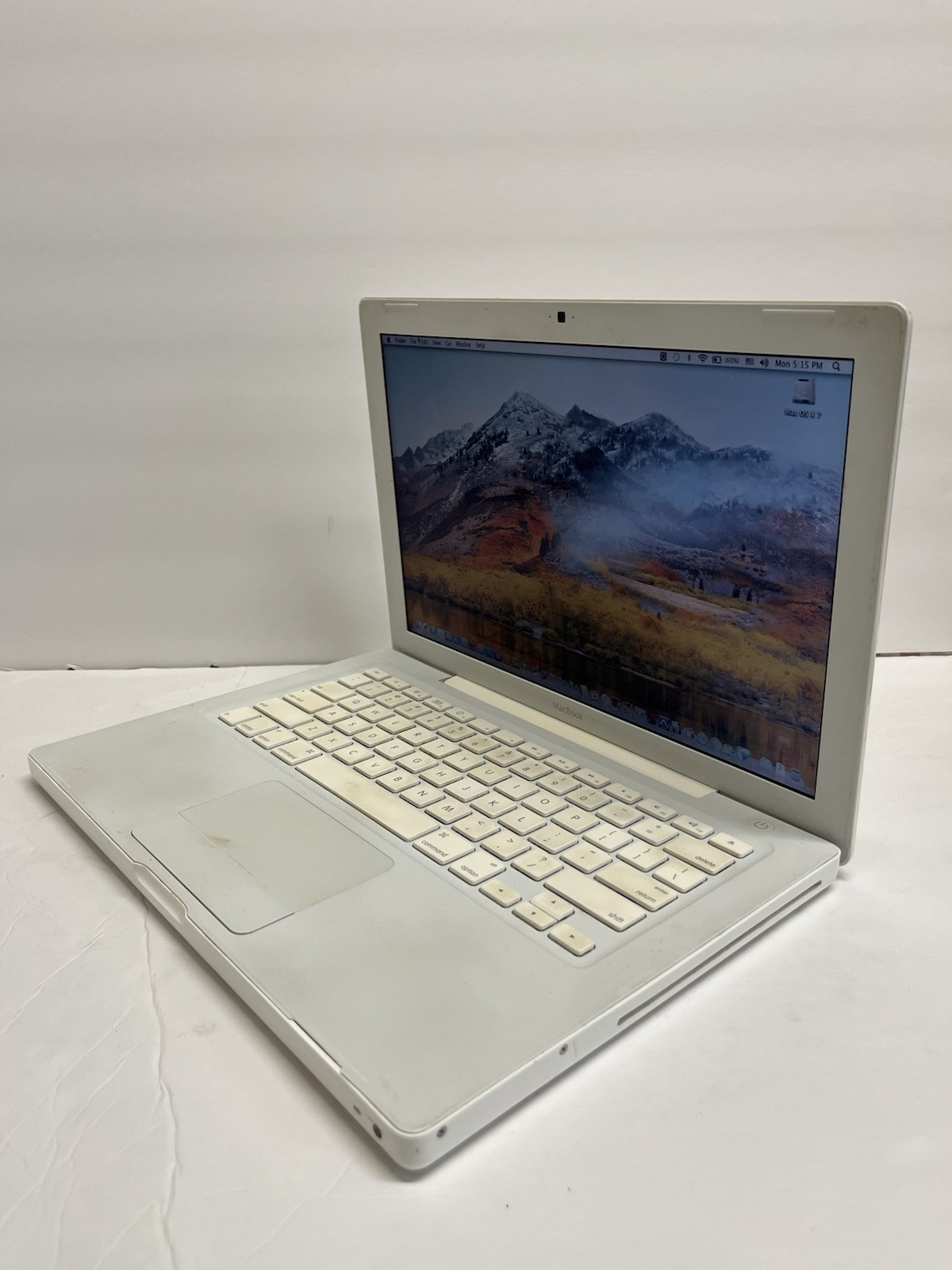Apple MacBook A1181 Intel Core 2 Duo 2.1GHz 120GB Space 1GB RAM 13.3”