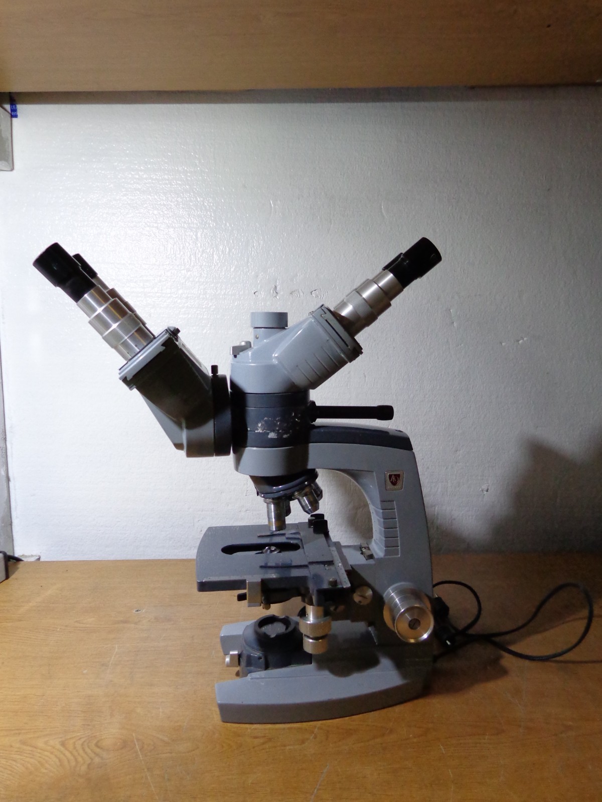 American Optical 10-118 Series 10 Microscope w Dual Head 4 Objectives 1460X